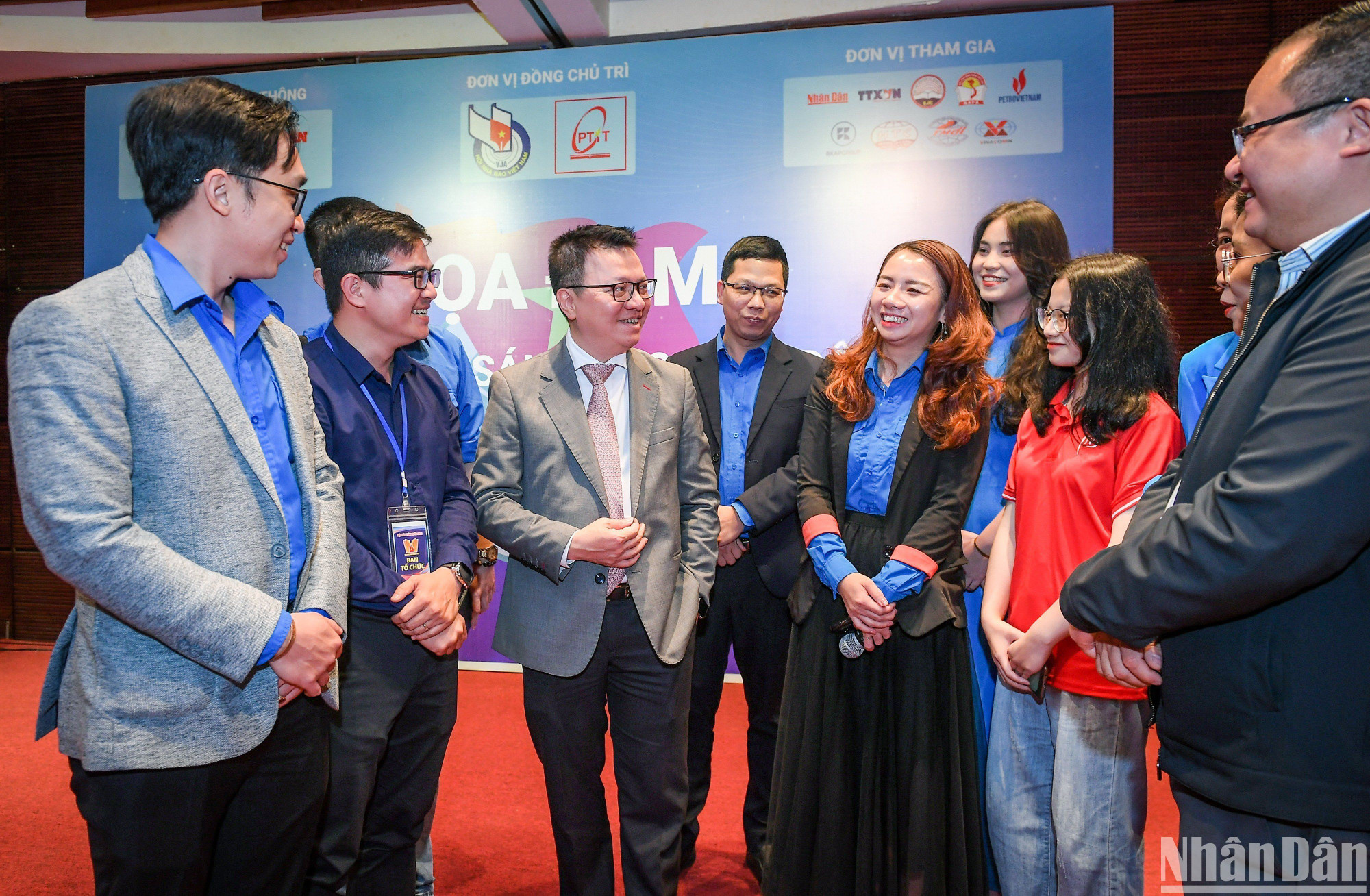 Tham dự tọa đàm có nhà báo Lê Quốc Minh, Ủy viên Trung ương Đảng, Tổng Biên tập Báo Nhân Dân, Phó Trưởng Ban Tuyên giáo Trung ương, Chủ tịch Hội Nhà báo Việt Nam; đại diện lãnh đạo Học viện Công nghệ Bưu chính Viễn thông, Đoàn Khối các cơ quan Trung ương; cùng hơn 200 đoàn viên thanh niên, sinh viên các trường đại học, cao đẳng tại Hà Nội.