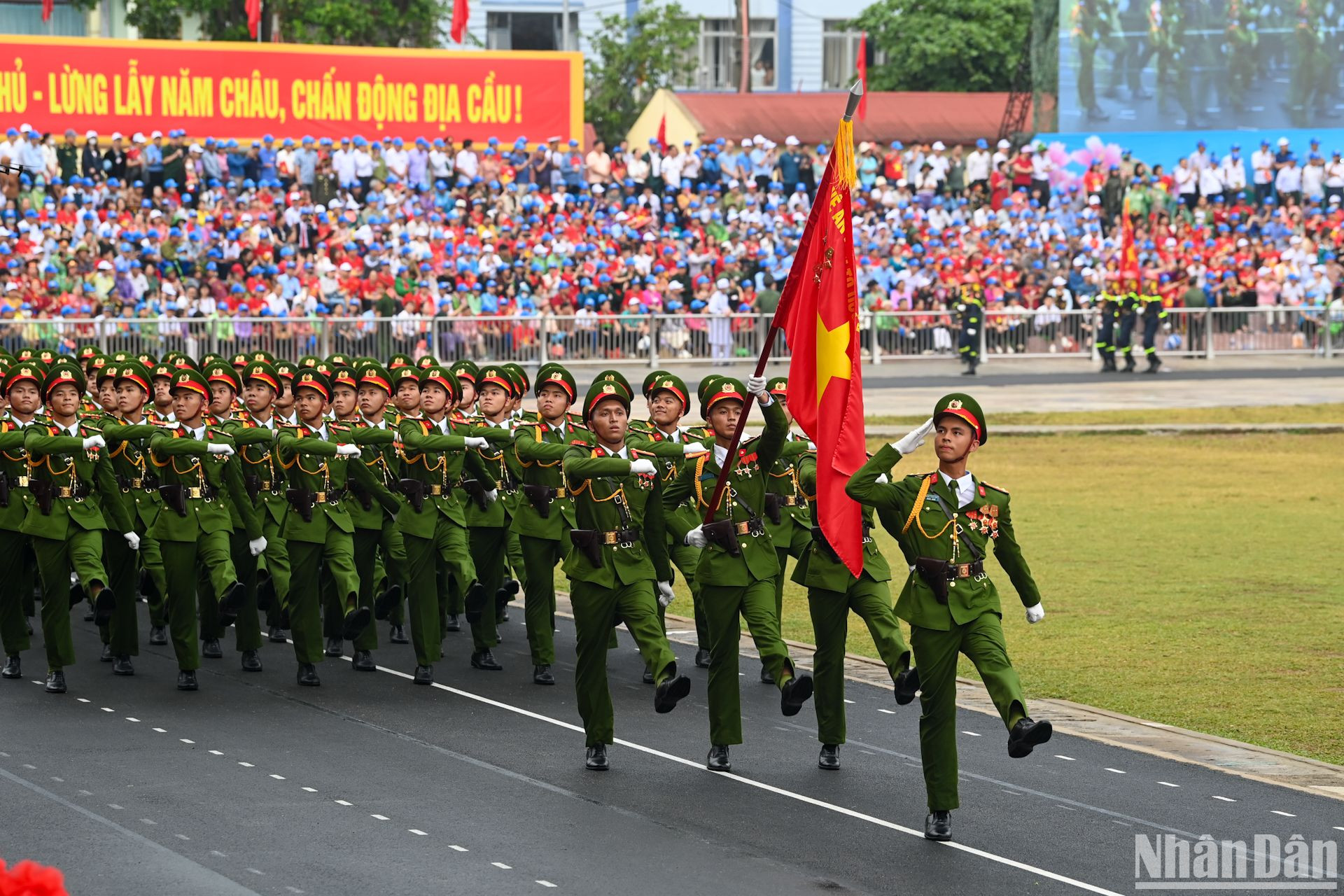 Khối nam sĩ quan Cảnh sát nhân dân.