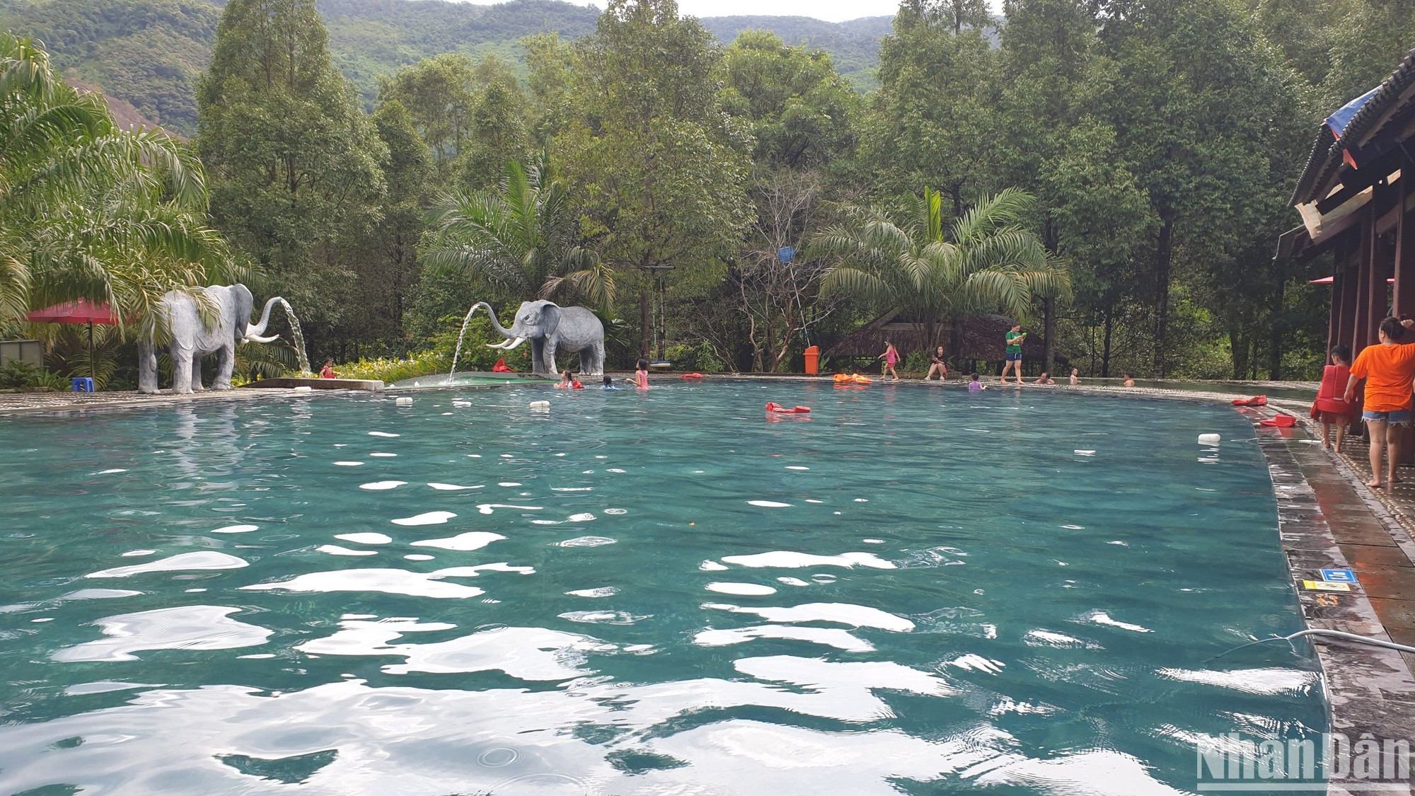 Tận dụng độ dốc của những sườn đồi, núi thấp, các thiết kế khu bể bơi, trượt nước kết nối liên hoàn, gia tăng cảm giác thích thú với bộ môn thể thao dưới nước và thu hút du khách mọi lứa tuổi.