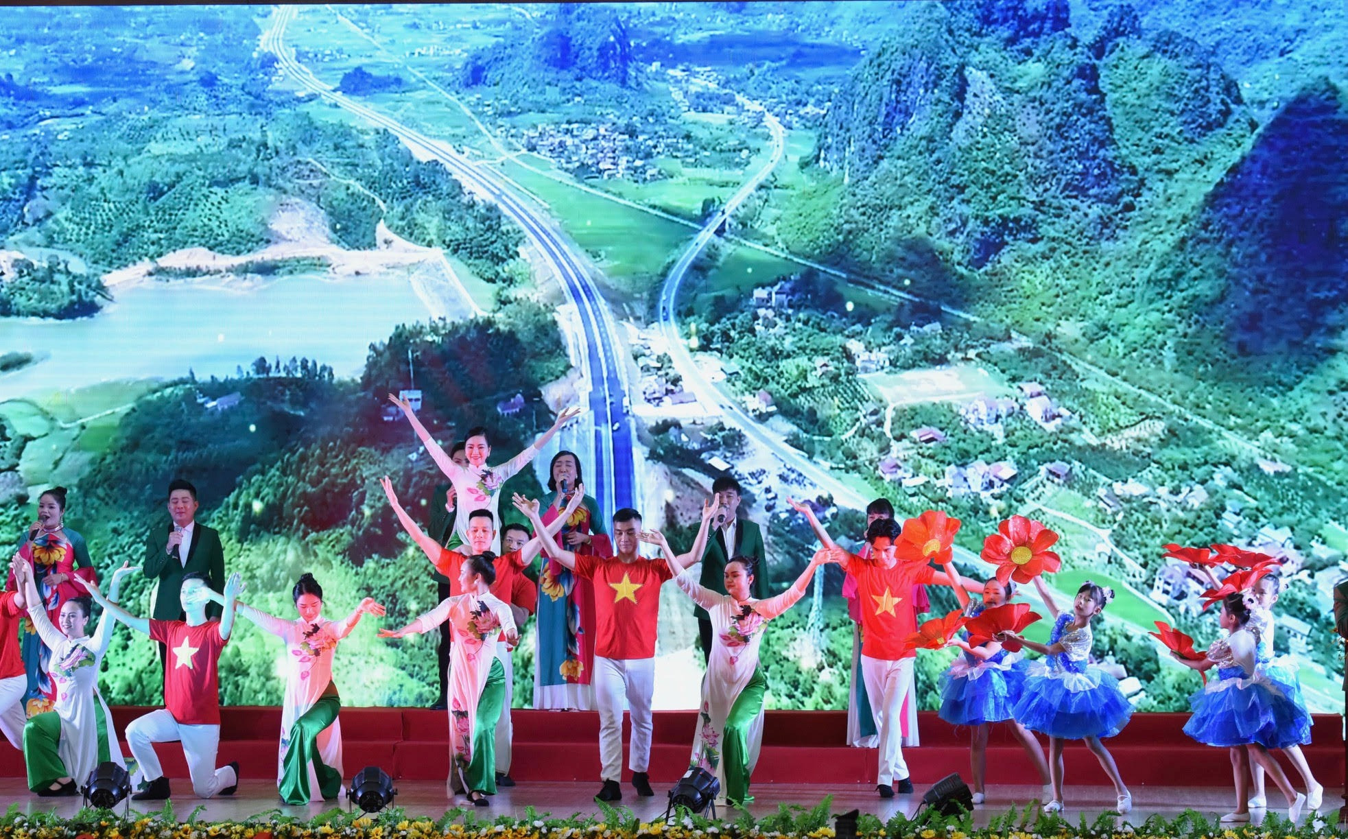 Chương trình biểu diễn nghệ thuật mở đầu Hội nghị công bố Quy hoạch và xúc tiến đầu tư tỉnh Lạng Sơn năm 2024. Chương trình biểu diễn nghệ thuật mở đầu Hội nghị công bố Quy hoạch và xúc tiến đầu tư tỉnh Lạng Sơn năm 2024.