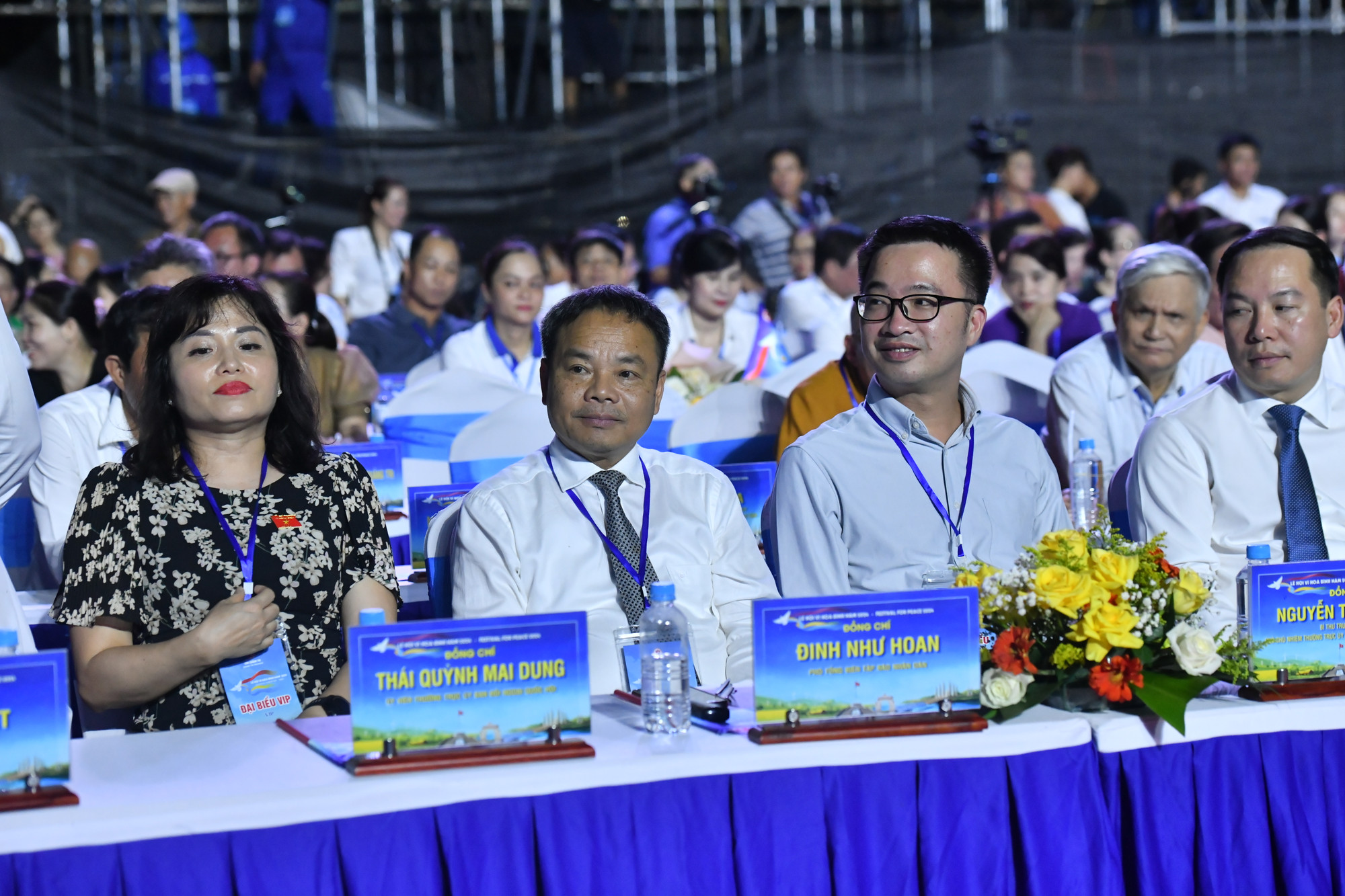 Các đại biểu dự lễ khai mạc. (Ảnh: ĐĂNG KHOA)