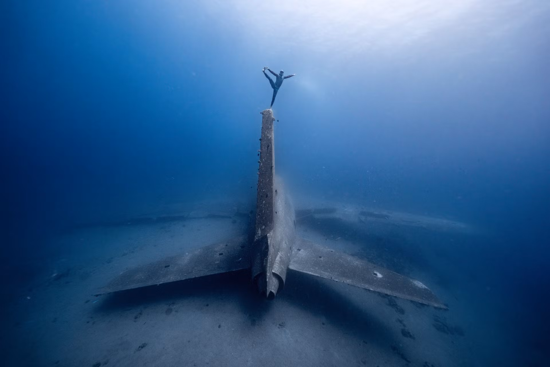 Một thợ lặn tự do bơi lượn quanh xác tàu đắm tại Aqaba, Jordan. (Ảnh: Wojciech Dopierala, Ba Lan)