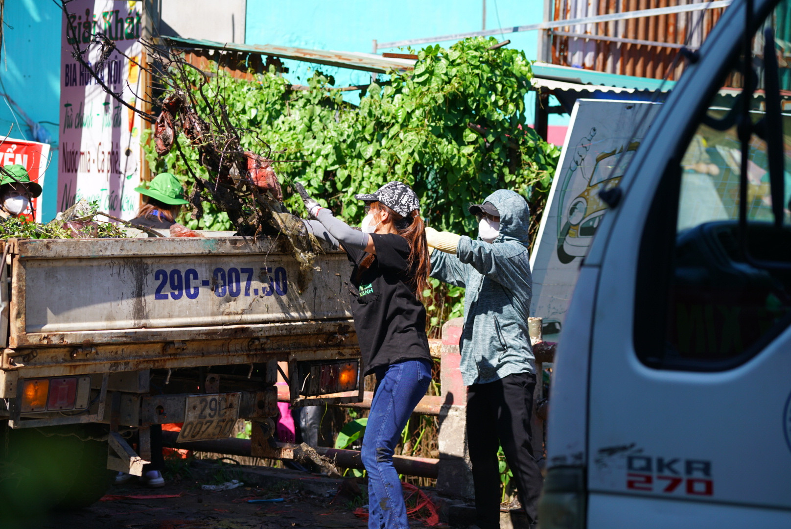 Một tổ gồm các bạn nữ sẽ đứng ở chung quanh ngòi để gom rác nổi trên bề mặt kênh cũng như vận chuyển rác lên xe thu gom.