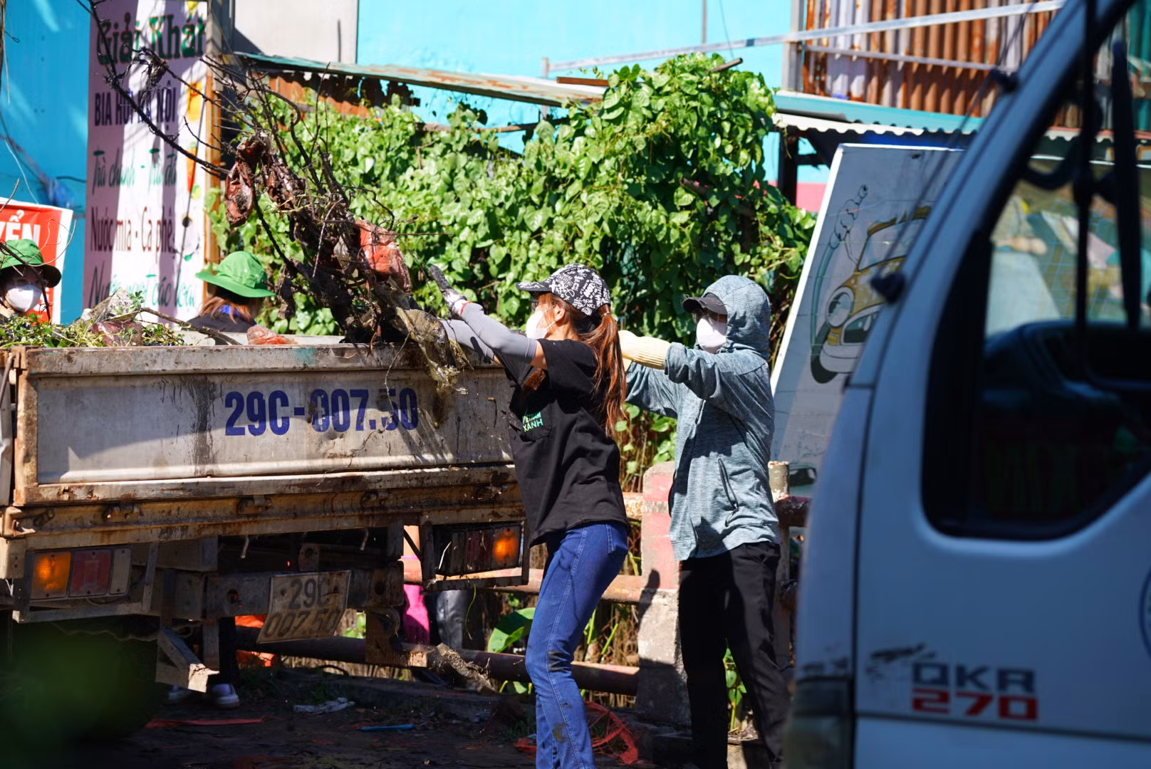 Một tổ gồm các bạn nữ sẽ đứng ở chung quanh ngòi để gom rác nổi trên bề mặt kênh cũng như vận chuyển rác lên xe thu gom.