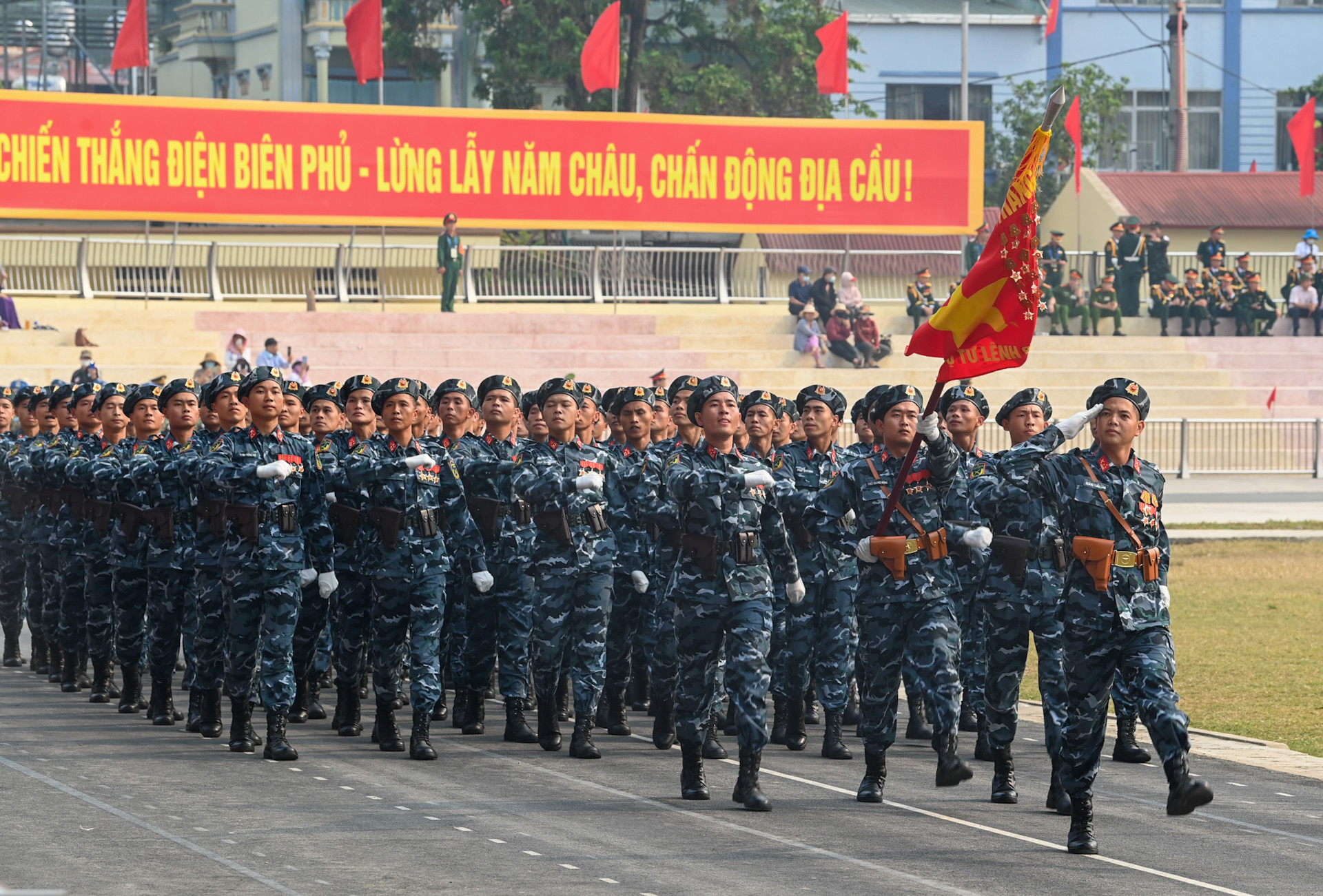 Khối các lực lượng của Quân đội nhân dân Việt Nam diễu hành qua lễ đài.