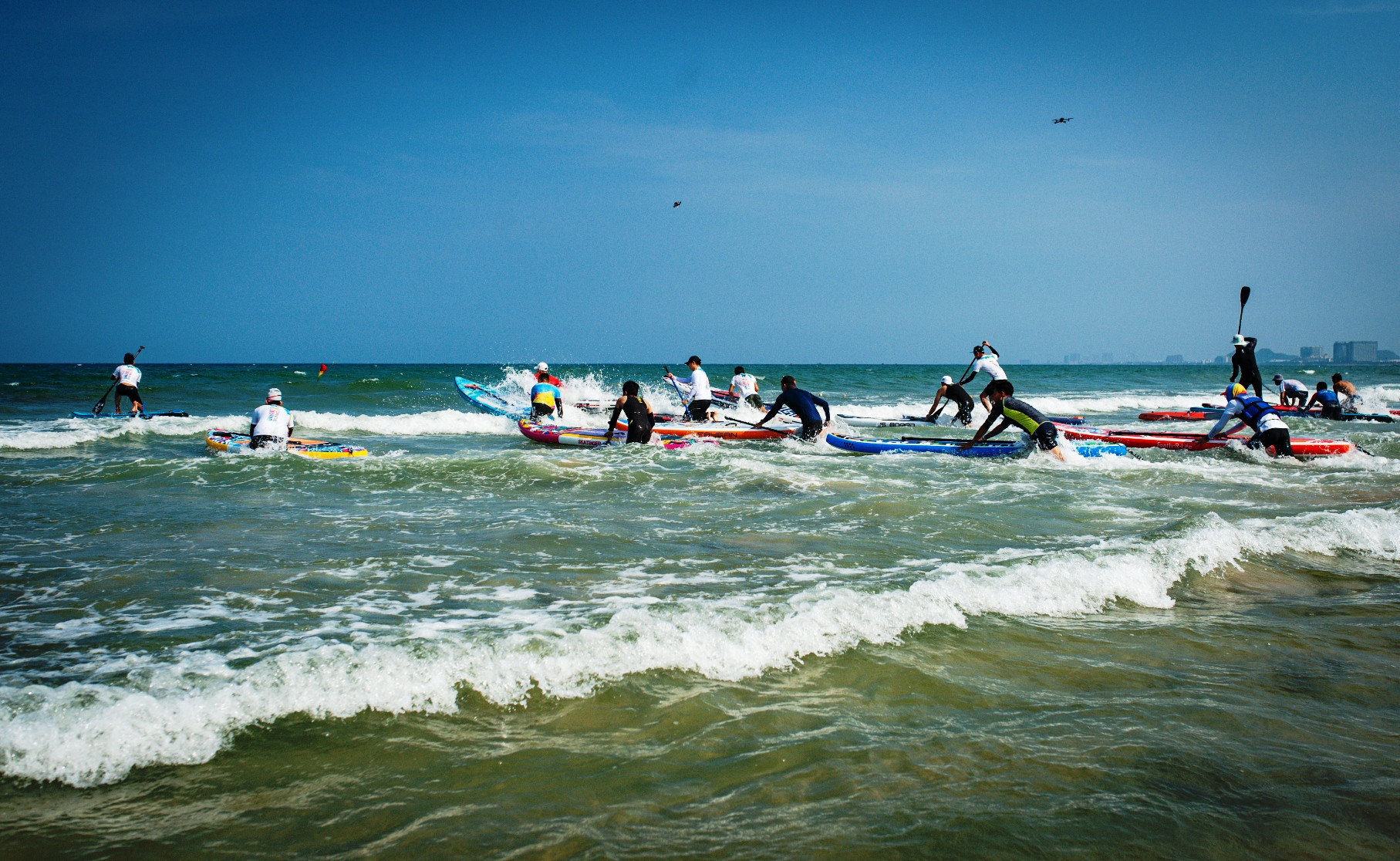 Các thí sinh thi đấu nội dung chèo Sup 1000m xuất phát.