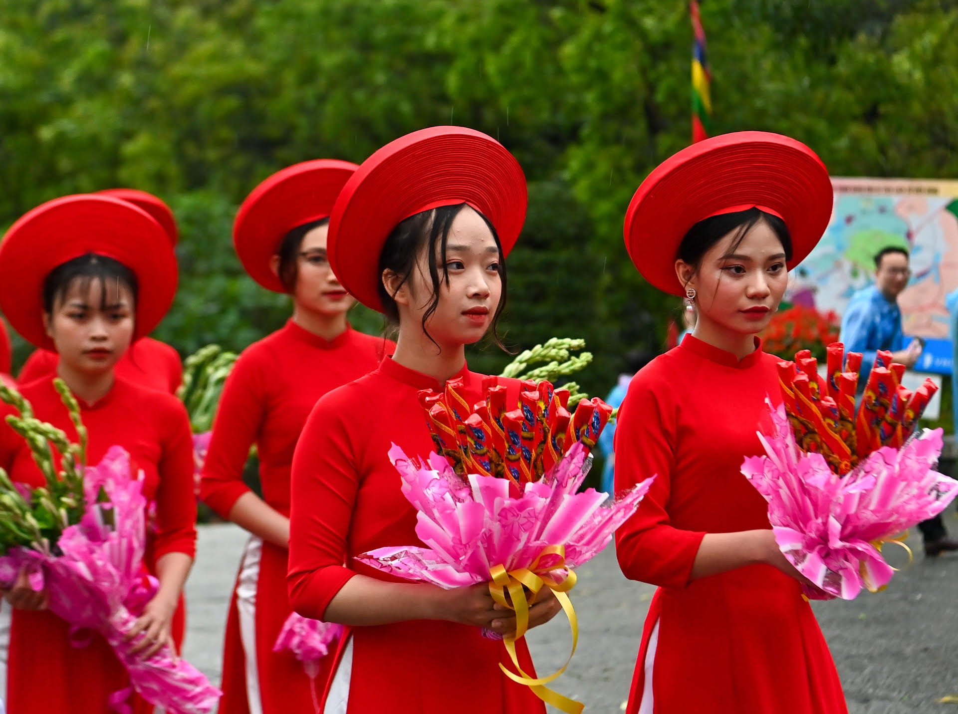 Các thiếu nữ mang hương, hoa dâng lên các Vua Hùng.