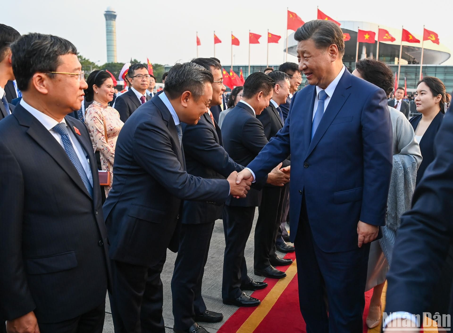 Tổng Bí thư, Chủ tịch Trung Quốc Tập Cận Bình với các đại biểu Việt Nam tại Sân bay quốc tế Nội Bài.