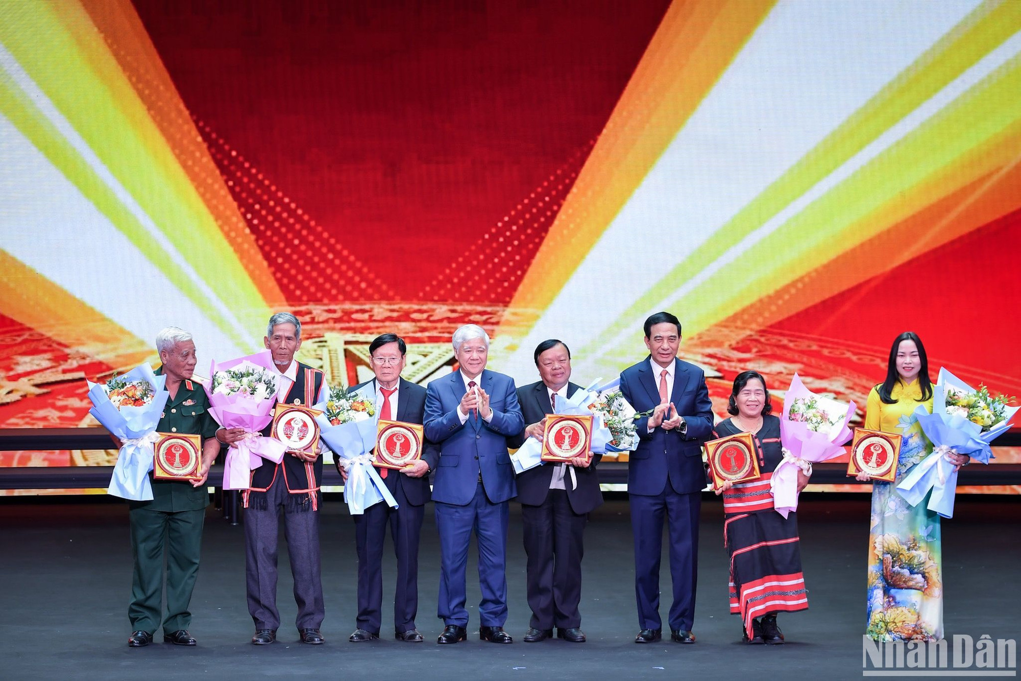 Đồng chí Đỗ Văn Chiến, Ủy viên Bộ Chính trị, Bí thư Trung ương Đảng, Chủ tịch Ủy ban Trung ương Mặt trận Tổ quốc Việt Nam và đồng chí Đại tướng Phan Văn Giang, Ủy viên Bộ Chính trị, Bộ trưởng Quốc phòng trao hoa và chứng nhận cho 7 đảng viên là nhân vật tiêu biểu trong tác phẩm báo chí đoạt giải.