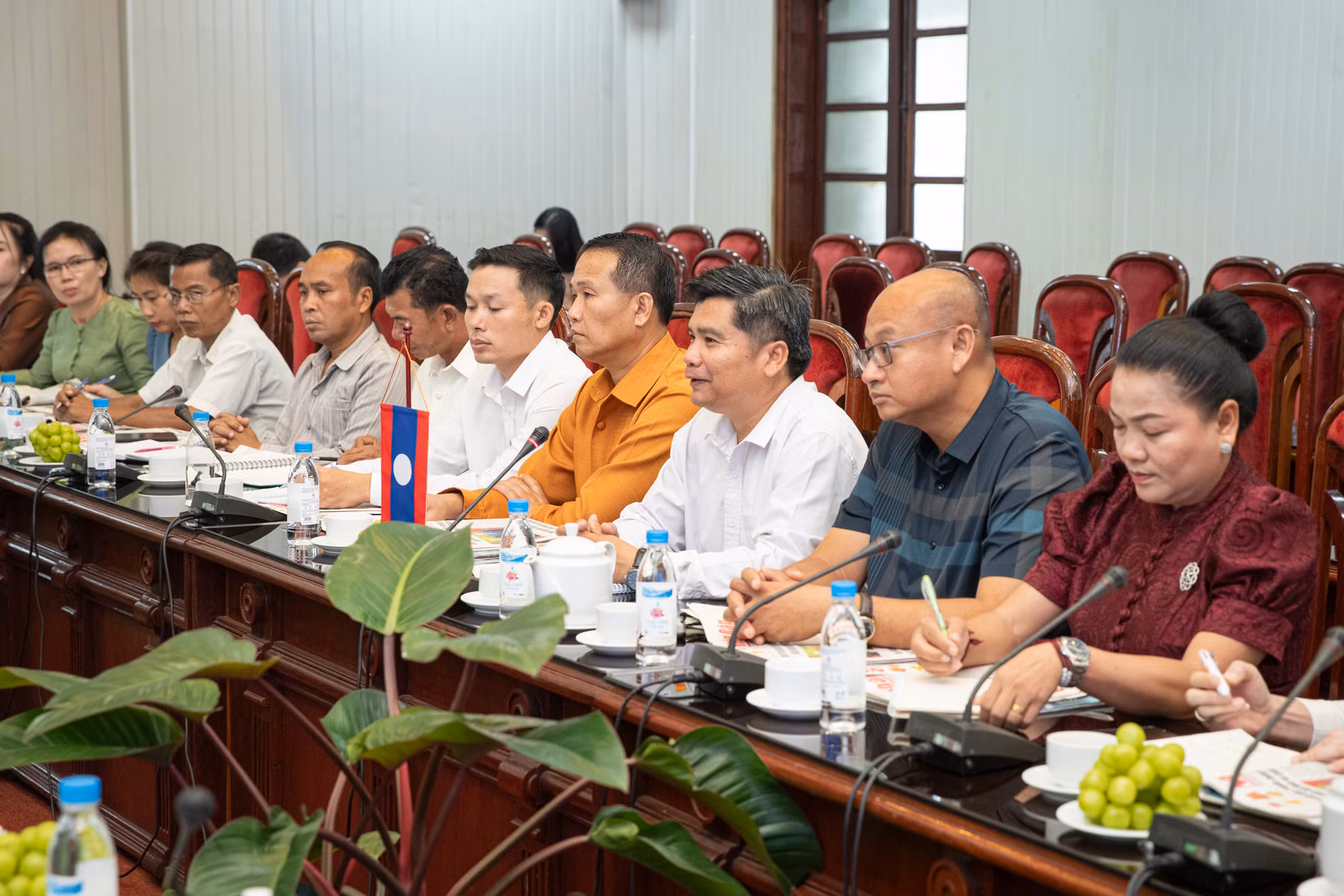 Phát biểu tại cuộc làm việc, đồng chí Olam Chanthavilay, Trưởng ban, Đài Phát thanh quốc gia Lào, Trưởng đoàn cán bộ quản lý báo chí Lào bày tỏ vui mừng được đến thăm tòa soạn Báo Nhân Dân. Phát biểu tại cuộc làm việc, đồng chí Olam Chanthavilay, Trưởng ban, Đài Phát thanh quốc gia Lào, Trưởng đoàn cán bộ quản lý báo chí Lào bày tỏ vui mừng được đến thăm tòa soạn Báo Nhân Dân.