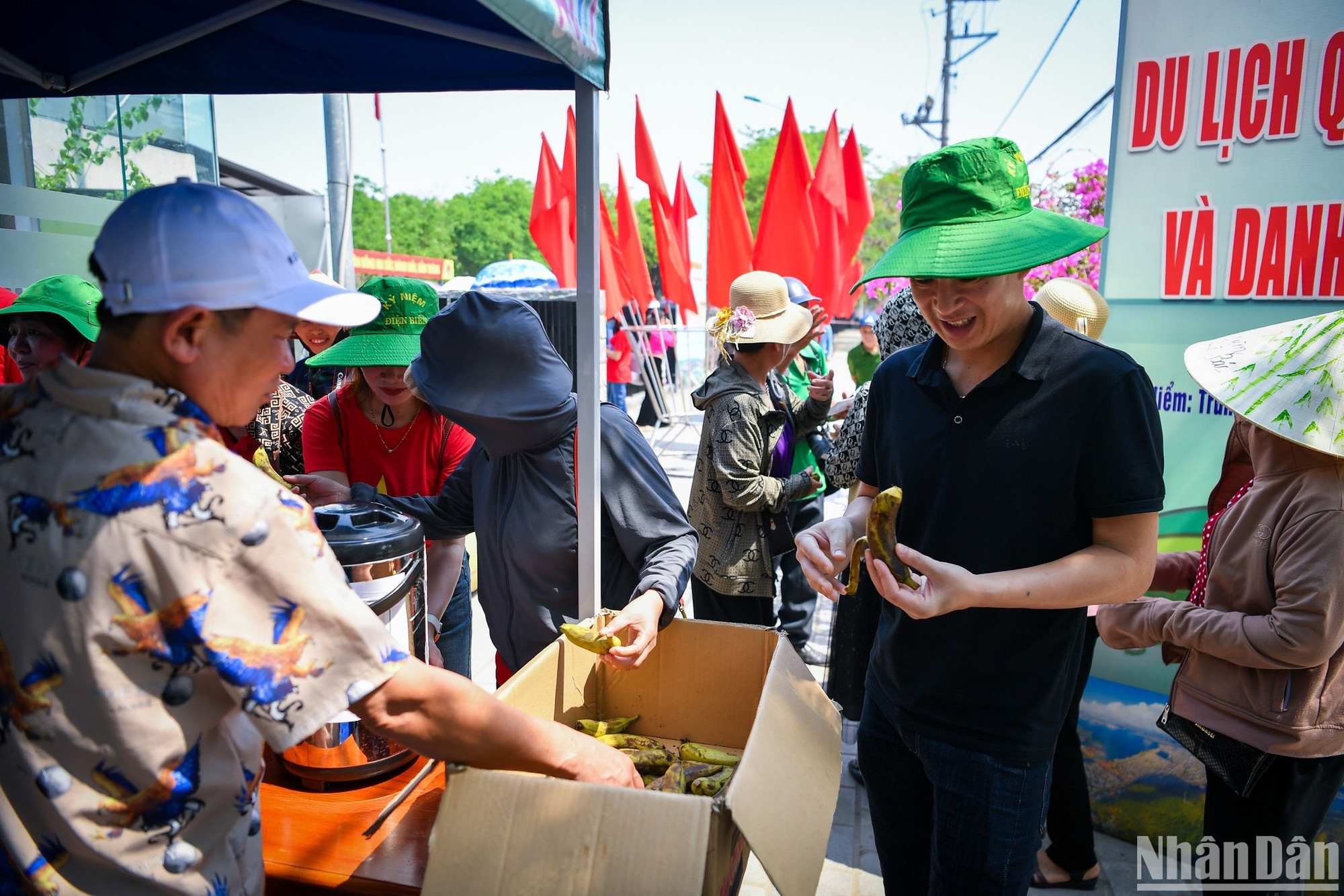 Không chỉ nước uống, nông sản sạch của địa phương cũng được người dân thành phố Điện Biên Phủ mang ra để mời khách du lịch.