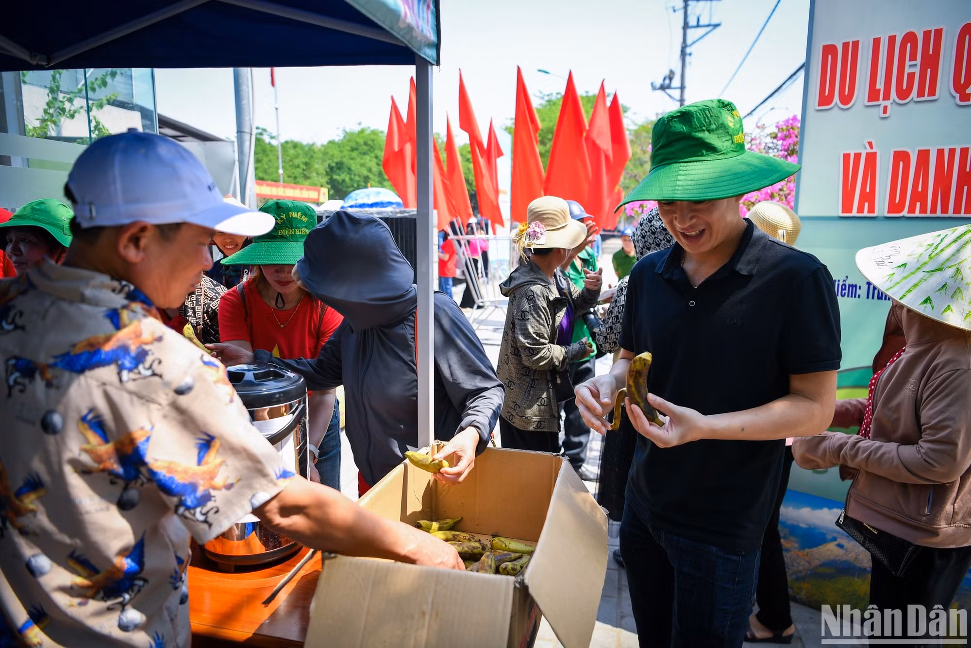 Không chỉ nước uống, nông sản sạch của địa phương cũng được người dân thành phố Điện Biên Phủ mang ra để mời khách du lịch.