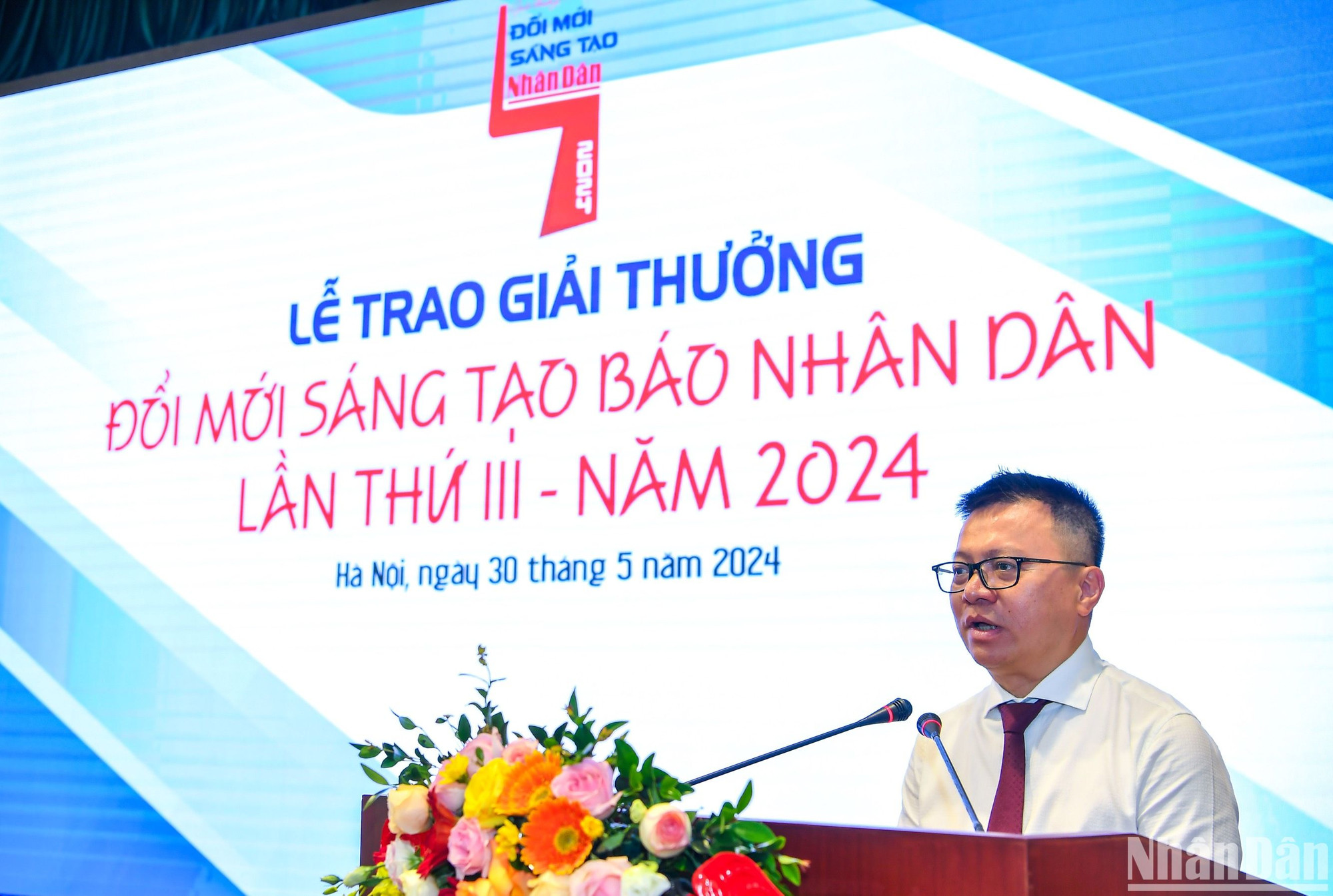 Đồng chí Lê Quốc Minh, Ủy viên Trung ương Đảng, Tổng Biên tập Báo Nhân Dân, Phó Trưởng Ban Tuyên giáo Trung ương, Chủ tịch Hội Nhà báo Việt Nam phát biểu tại sự kiện. Đồng chí Lê Quốc Minh, Ủy viên Trung ương Đảng, Tổng Biên tập Báo Nhân Dân, Phó Trưởng Ban Tuyên giáo Trung ương, Chủ tịch Hội Nhà báo Việt Nam phát biểu tại sự kiện.