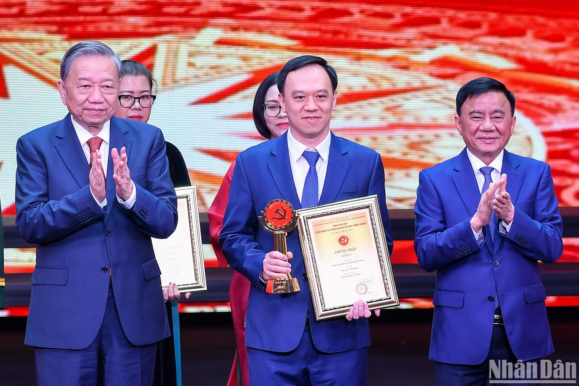 Nhà báo Ngô Việt Anh, Phó Trưởng Ban Nhân Dân điện tử đại diện nhóm tác giả Báo Nhân Dân nhận giải A tại Lễ trao Giải Búa liềm vàng năm 2024. (Ảnh: THÀNH ĐẠT)