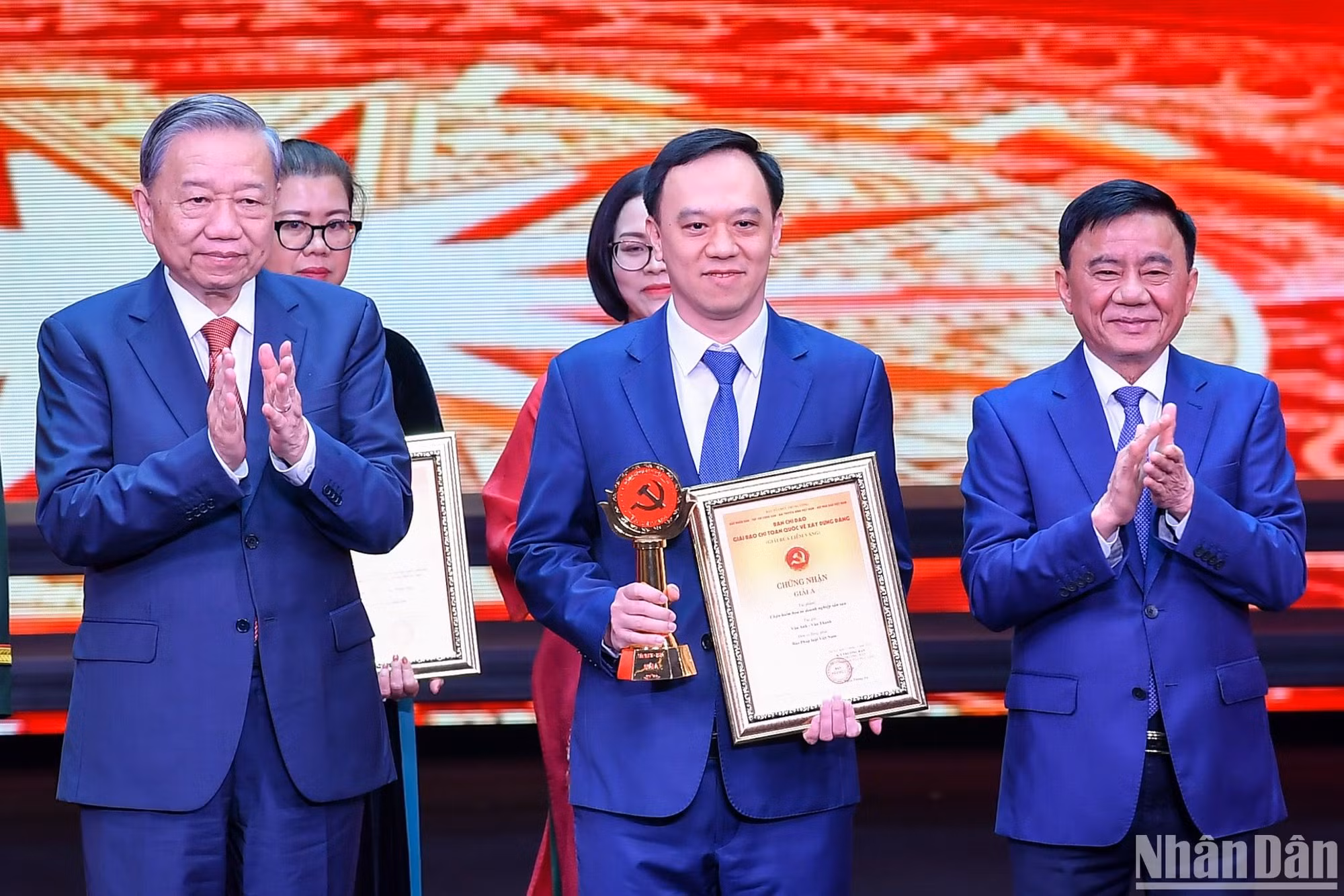 Nhà báo Ngô Việt Anh, Phó Trưởng Ban Nhân Dân điện tử đại diện nhóm tác giả Báo Nhân Dân nhận giải A tại Lễ trao Giải Búa liềm vàng năm 2024. (Ảnh: THÀNH ĐẠT)