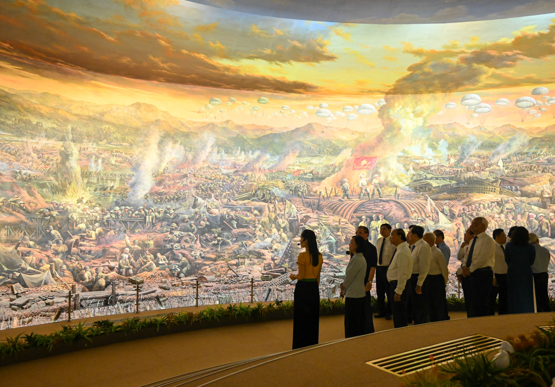 Các đồng chí lãnh đạo, nguyên lãnh đạo Đảng, Nhà nước chiêm ngưỡng bức tranh panorama Chiến thắng Điện Biên Phủ.