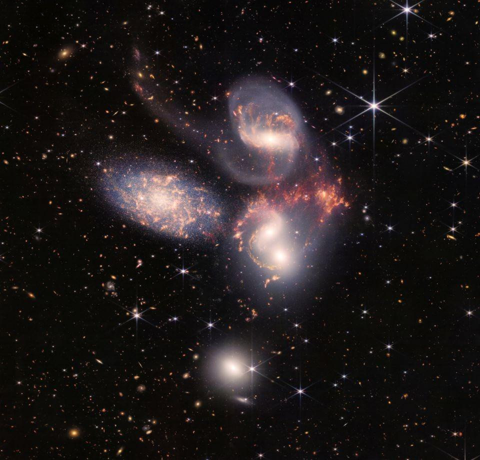 Hình ảnh được chụp bởi kính viễn vọng không gian James Webb cho thấy nhóm gồm 5 thiên hà mang tên Stephan’s Quintet trong vũ trụ. (Ảnh: NASA, ESA, CSA, STScI/Reuters)