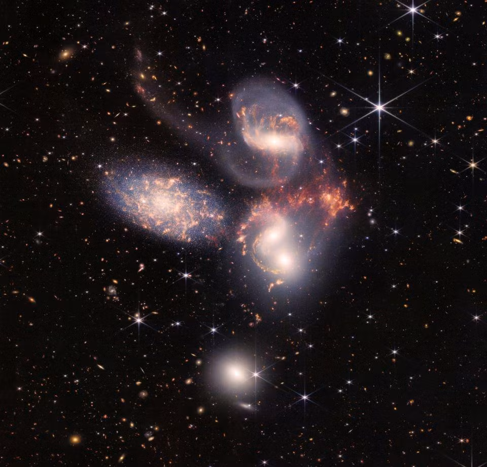 Hình ảnh được chụp bởi kính viễn vọng không gian James Webb cho thấy nhóm gồm 5 thiên hà mang tên Stephan’s Quintet trong vũ trụ. (Ảnh: NASA, ESA, CSA, STScI/Reuters)