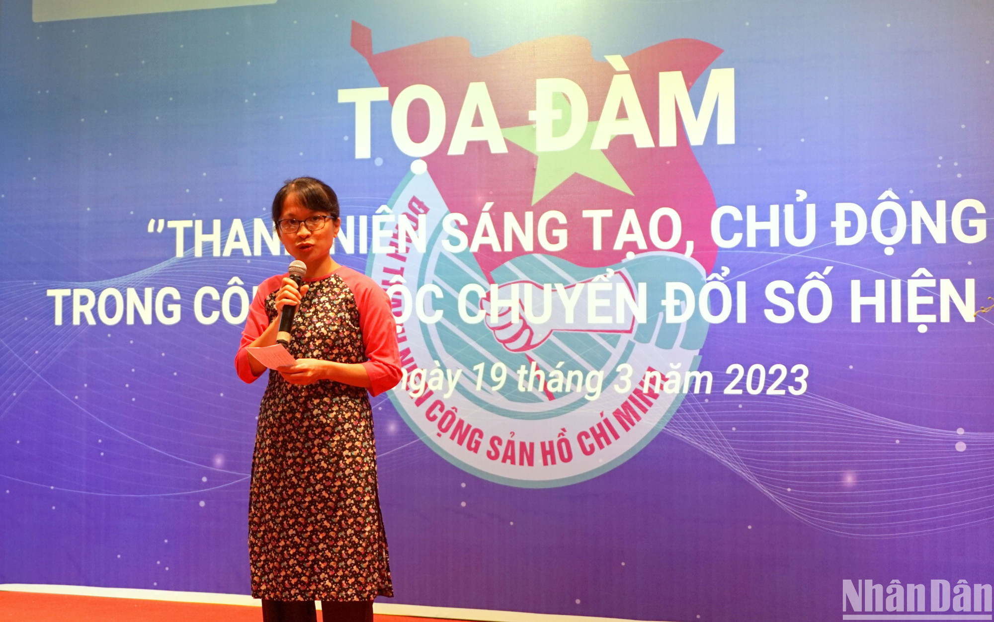 Tiến sĩ Lê Vũ Điệp, giảng viên Học viện Công nghệ Bưu chính Viễn thông trình bày tham luận với chủ đề “Định hướng công nghệ trong đào tạo báo chí”.