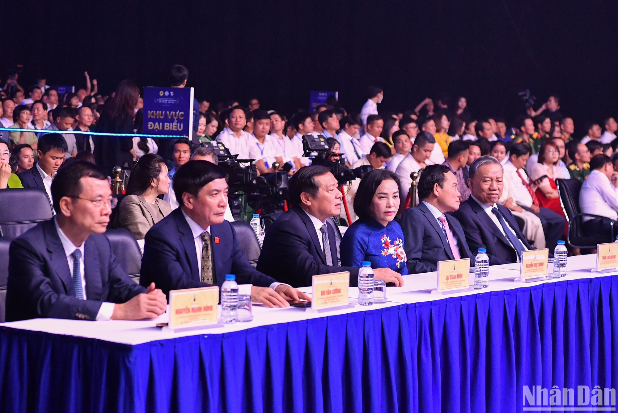 Các đồng chí lãnh đạo Đảng, Nhà nước dự Lễ trao giải. Các đồng chí lãnh đạo Đảng, Nhà nước dự Lễ trao giải.