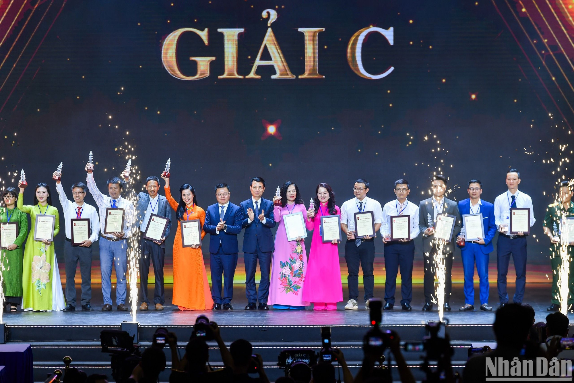 Đồng chí Lê Quốc Minh, Ủy viên Trung ương Đảng, Tổng Biên tập Báo Nhân Dân, Phó Trưởng Ban Tuyên giáo Trung ương, Chủ tịch Hội Nhà báo Việt Nam, Chủ tịch Hội đồng Giải Báo chí quốc gia và đồng chí Nguyễn Mạnh Hùng, Ủy viên Trung ương Đảng, Bộ trưởng Thông tin và Truyền thông trao giải cho các tác giả, nhóm tác giả đoạt giải C. Đồng chí Lê Quốc Minh, Ủy viên Trung ương Đảng, Tổng Biên tập Báo Nhân Dân, Phó Trưởng Ban Tuyên giáo Trung ương, Chủ tịch Hội Nhà báo Việt Nam, Chủ tịch Hội đồng Giải Báo chí quốc gia và đồng chí Nguyễn Mạnh Hùng, Ủy viên Trung ương Đảng, Bộ trưởng Thông tin và Truyền thông trao giải cho các tác giả, nhóm tác giả đoạt giải C.