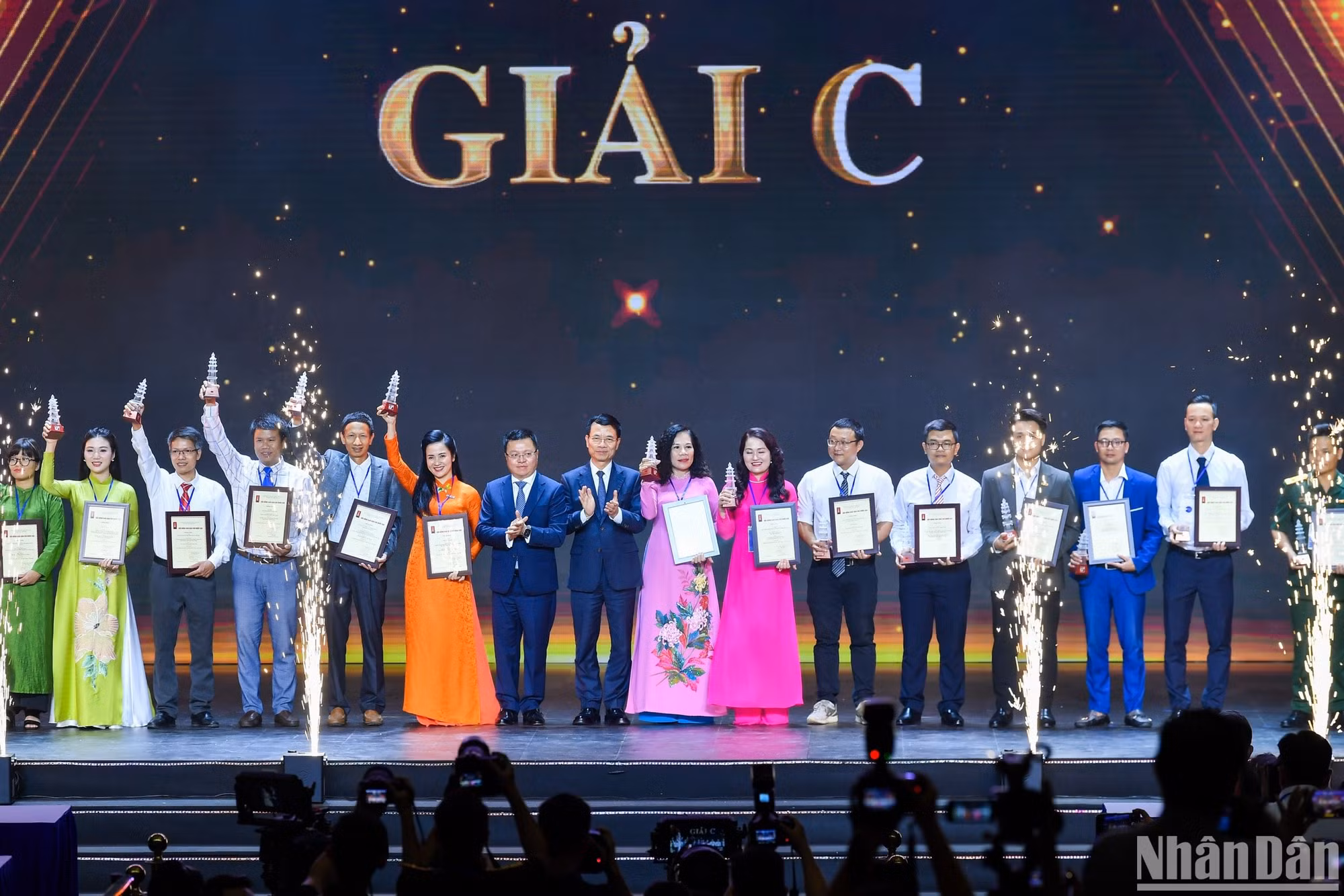 Đồng chí Lê Quốc Minh, Ủy viên Trung ương Đảng, Tổng Biên tập Báo Nhân Dân, Phó Trưởng Ban Tuyên giáo Trung ương, Chủ tịch Hội Nhà báo Việt Nam, Chủ tịch Hội đồng Giải Báo chí quốc gia và đồng chí Nguyễn Mạnh Hùng, Ủy viên Trung ương Đảng, Bộ trưởng Thông tin và Truyền thông trao giải cho các tác giả, nhóm tác giả đoạt giải C.