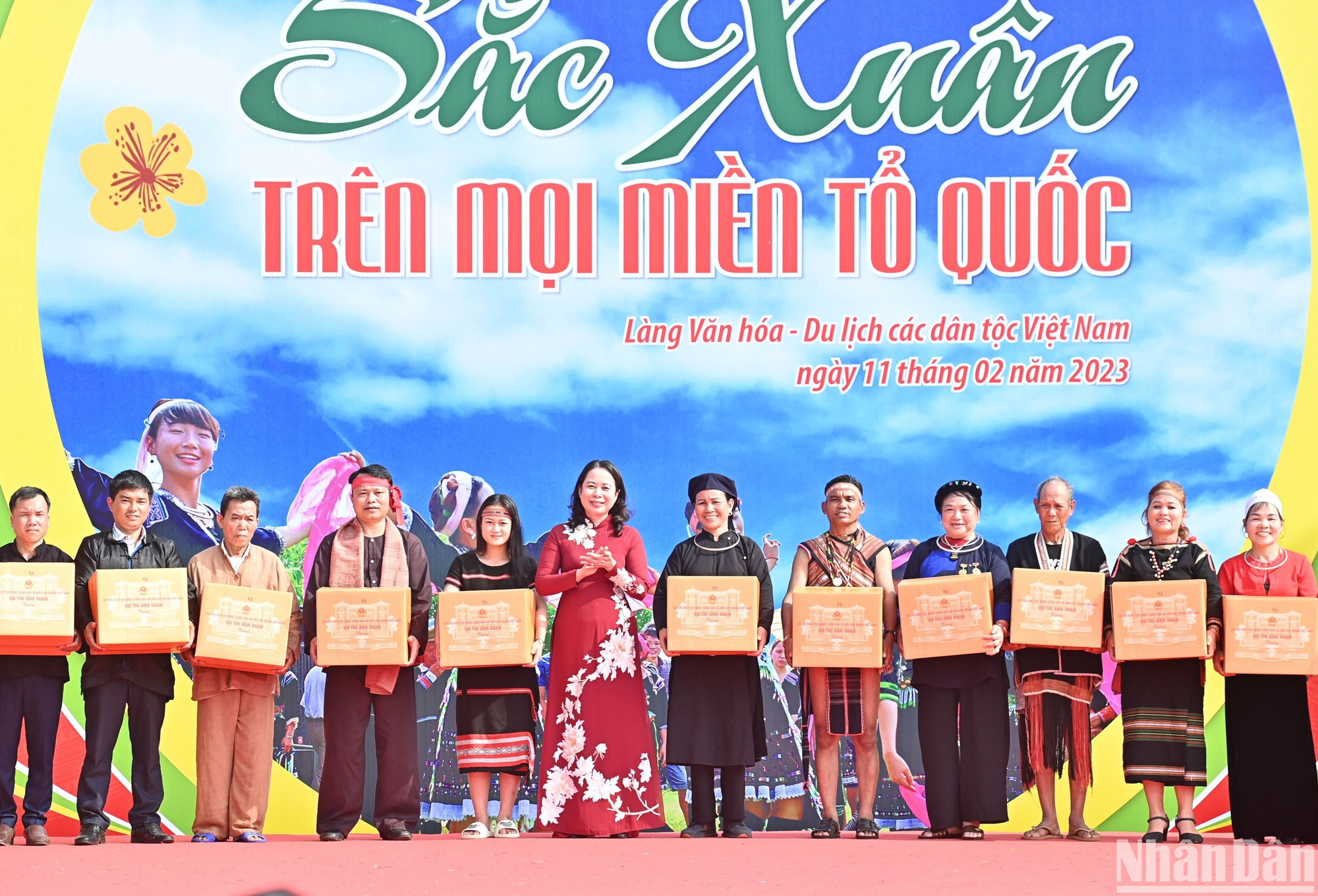 Quyền Chủ tịch nước Võ Thị Ánh Xuân trao quà tặng đại diện các dân tộc tham dự “Ngày hội sắc xuân trên mọi miền Tổ quốc” năm 2023.