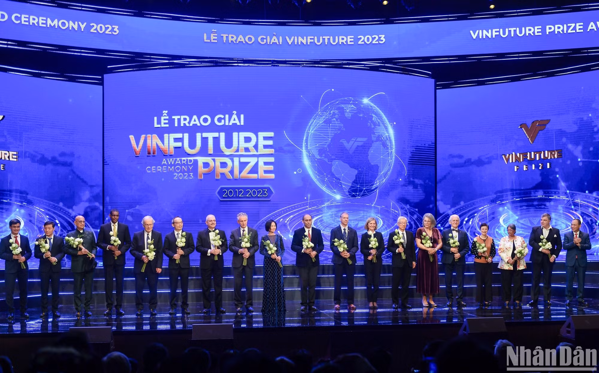 Hai Nhà sáng lập Quỹ VinFuture là ông Phạm Nhật Vượng và phu nhân - bà Phạm Thu Hương trao những đóa hoa sen - một loài hoa biểu tượng của Việt Nam - như một lời tri ân sâu sắc nhất từ VinFuture gửi đến các thành viên Hội đồng Giải thưởng và Hội đồng Sơ khảo VinFuture 2023.