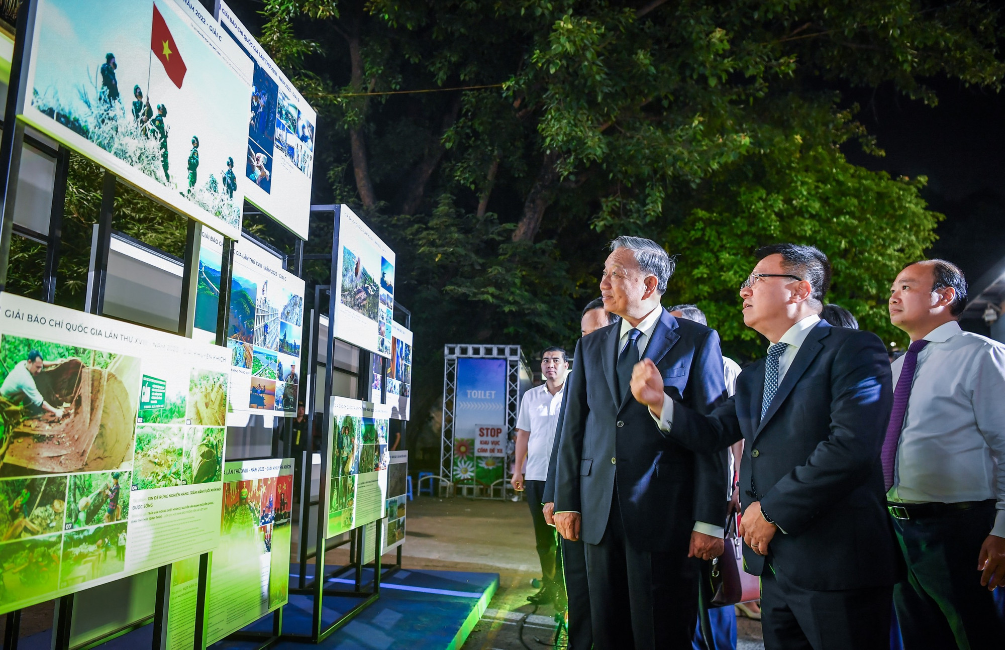 Chủ tịch nước Tô Lâm cùng các đồng chí lãnh đạo Đảng, Nhà nước tham quan triển lãm các tác phẩm báo chí xuất sắc được lựa chọn để trao giải năm nay. Chủ tịch nước Tô Lâm cùng các đồng chí lãnh đạo Đảng, Nhà nước tham quan triển lãm các tác phẩm báo chí xuất sắc được lựa chọn để trao giải năm nay.
