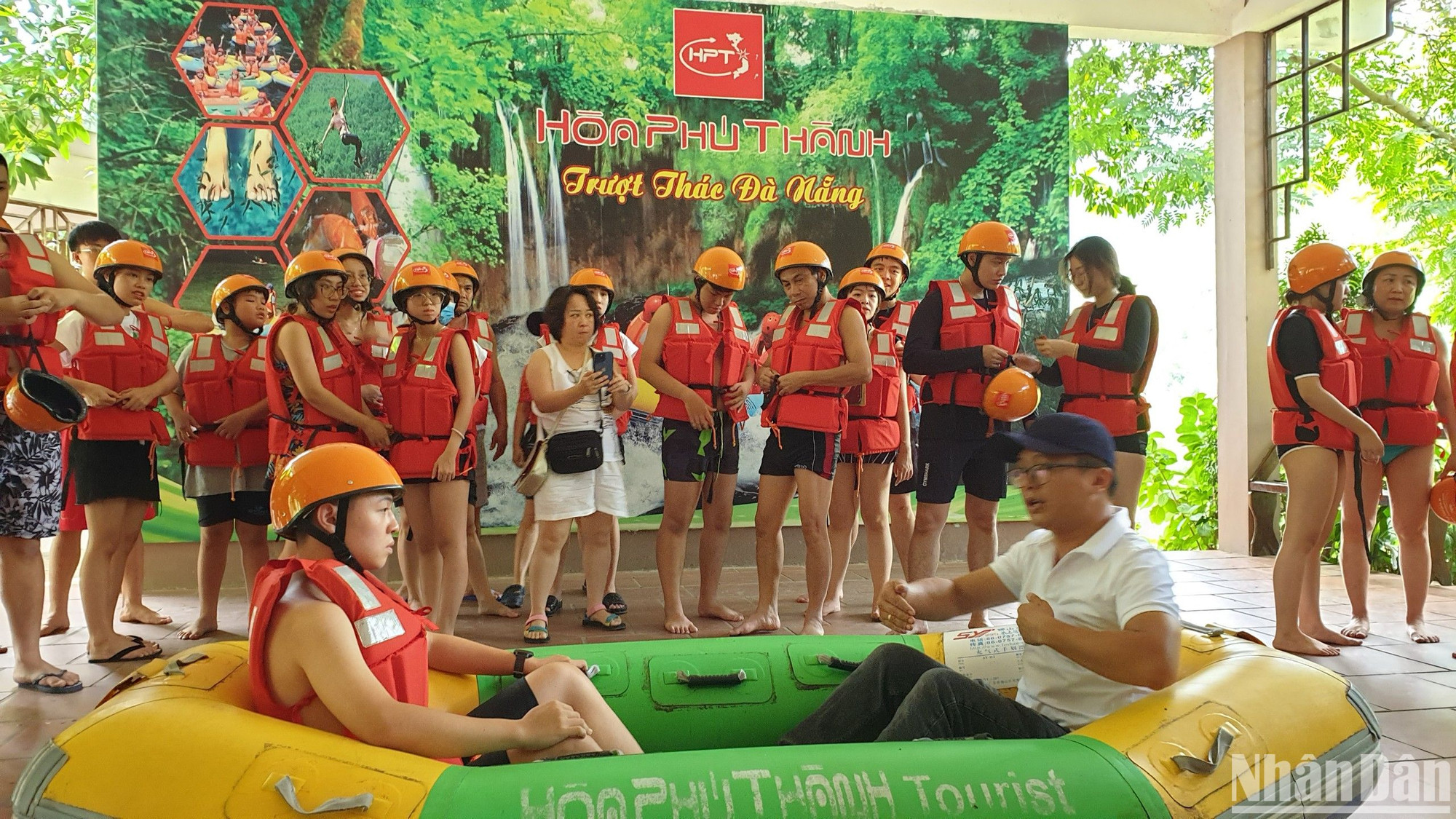 Du khách tuân thủ hướng dẫn kỹ thuật trượt thác an toàn.