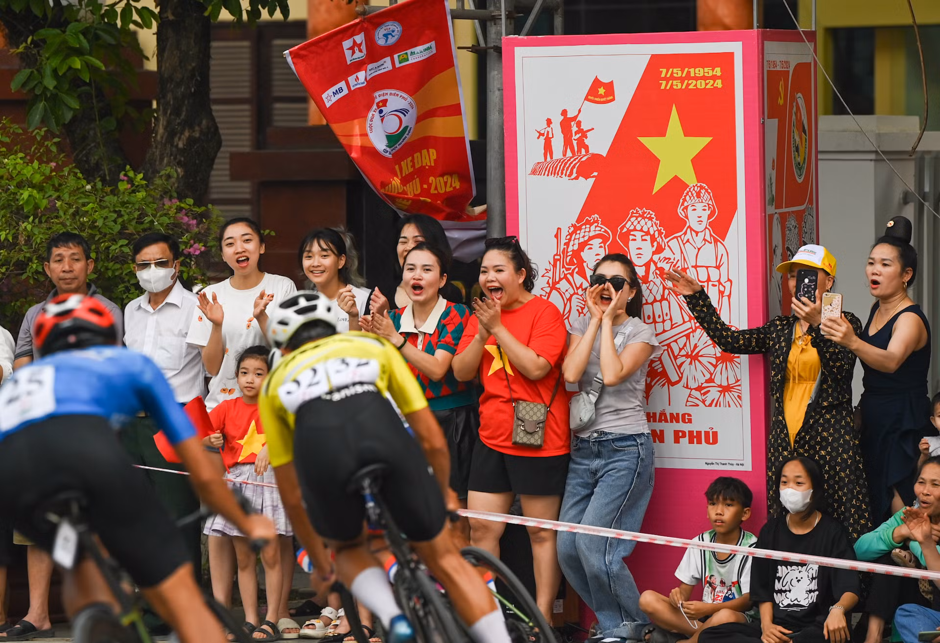 Các tay đua được tiếp thêm sức mạnh trước sự phấn khích, cổ vũ cuồng nhiệt của khán giả hai bên đường.