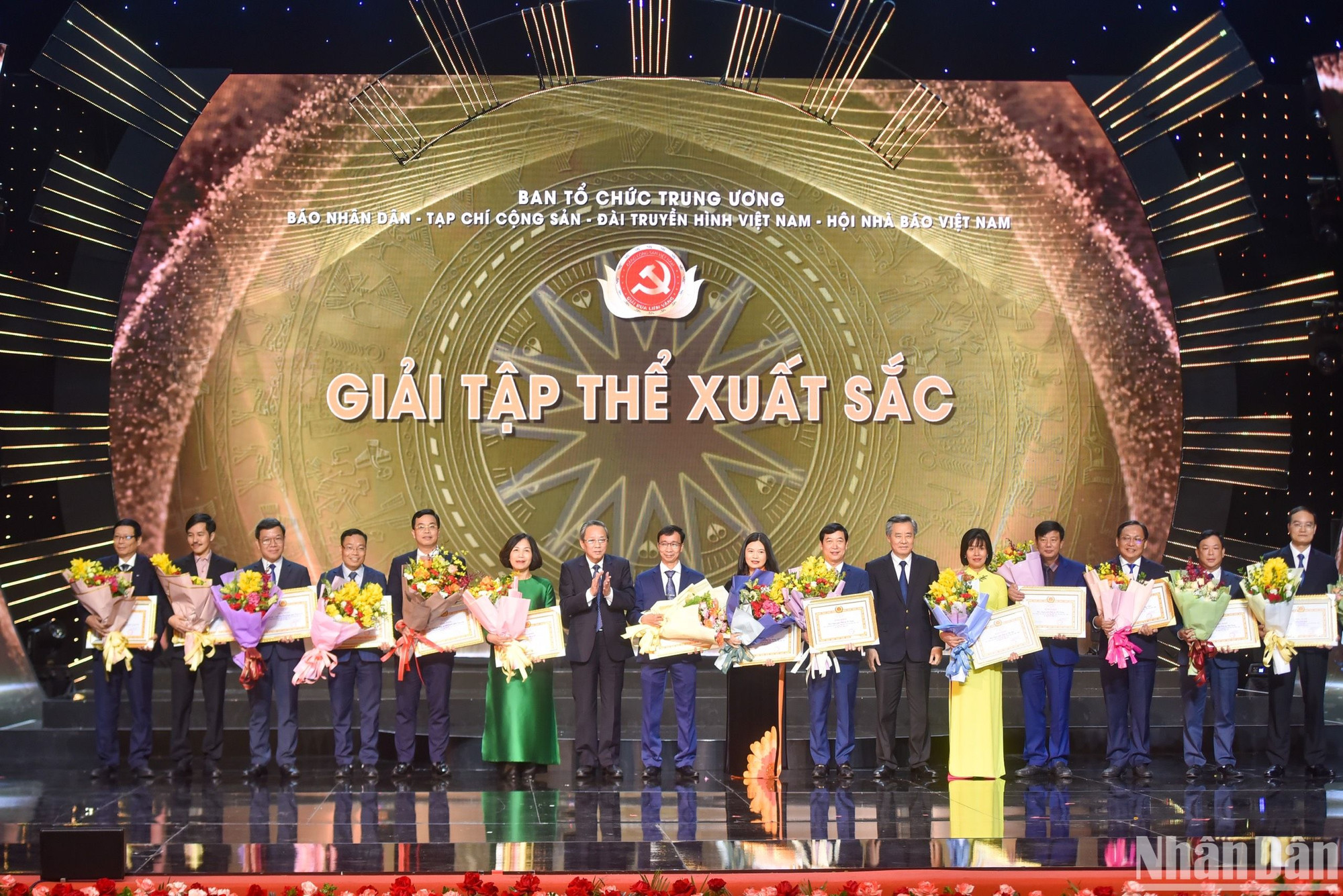 Đồng chí Nguyễn Quang Dương, Ủy viên Trung ương Đảng, Phó Trưởng Ban Tổ chức Trung ương và đồng chí Hoàng Đăng Quang, Ủy viên Trung ương Đảng, Phó Trưởng Ban Tổ chức Trung ương trao bằng khen tặng 15 tập thể xuất sắc, tiêu biểu góp phần quan trọng cho thành công của Giải Búa liềm vàng lần thứ VIII năm 2023. Đồng chí Nguyễn Quang Dương, Ủy viên Trung ương Đảng, Phó Trưởng Ban Tổ chức Trung ương và đồng chí Hoàng Đăng Quang, Ủy viên Trung ương Đảng, Phó Trưởng Ban Tổ chức Trung ương trao bằng khen tặng 15 tập thể xuất sắc, tiêu biểu góp phần quan trọng cho thành công của Giải Búa liềm vàng lần thứ VIII năm 2023.