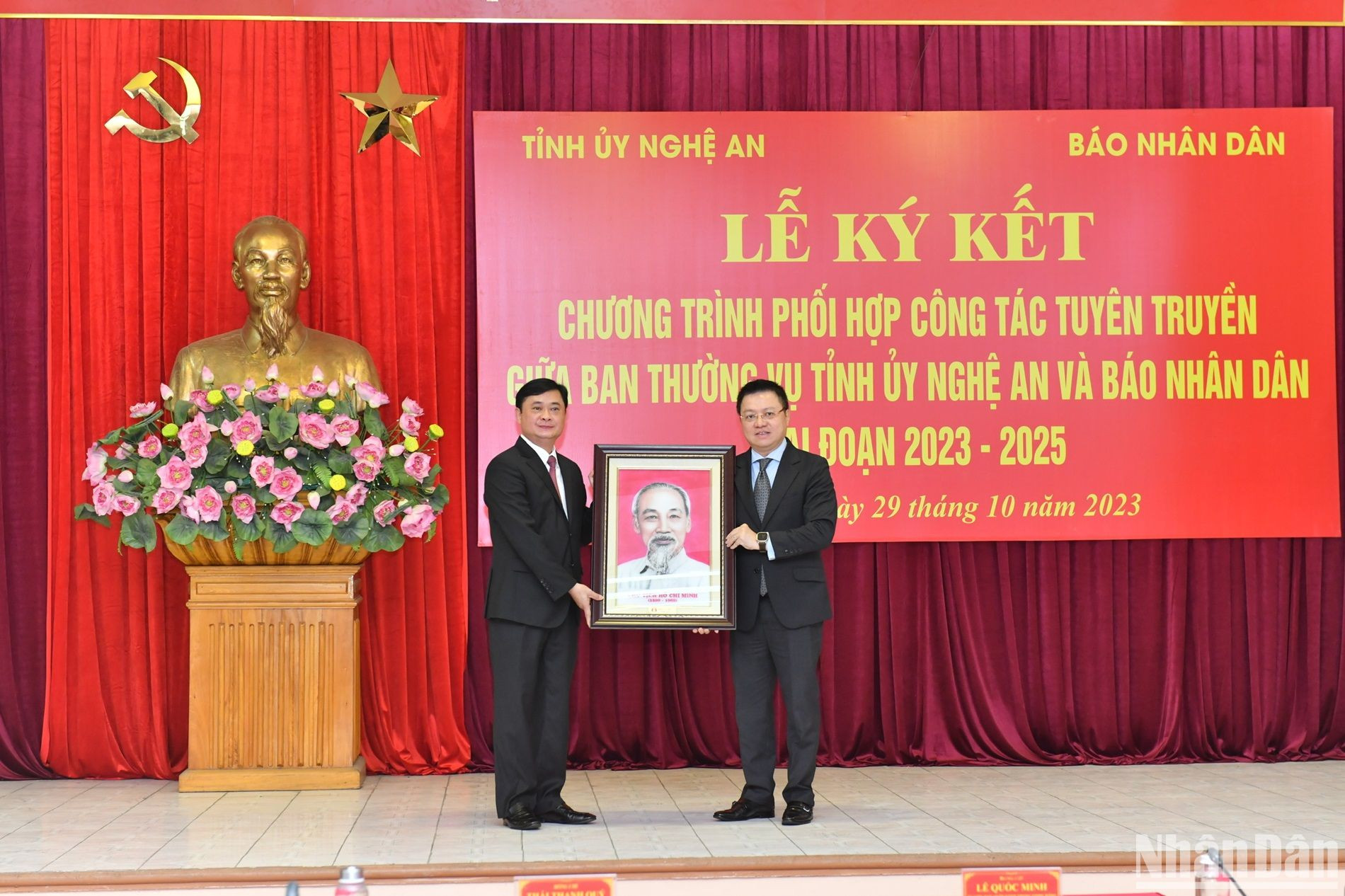 Bí thư Tỉnh ủy Nghệ An Thái Thanh Quý trao quà lưu niệm tặng Báo Nhân Dân.