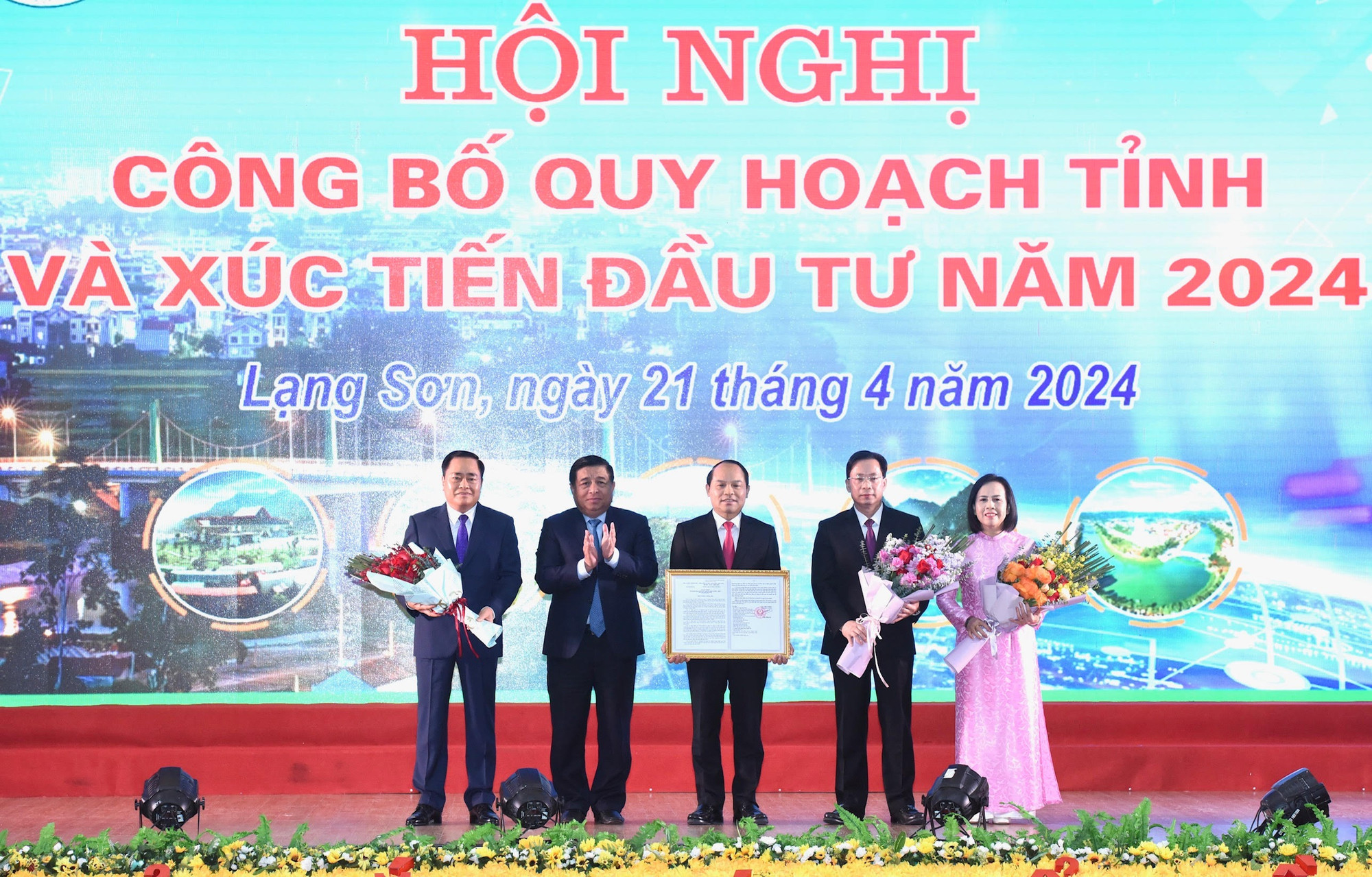 Bộ trưởng Kế hoạch và Đầu tư Nguyễn Chí Dũng thay mặt Thủ tướng trao Quyết định phê duyệt Quy hoạch tỉnh Lạng Sơn. Bộ trưởng Kế hoạch và Đầu tư Nguyễn Chí Dũng thay mặt Thủ tướng trao Quyết định phê duyệt Quy hoạch tỉnh Lạng Sơn.