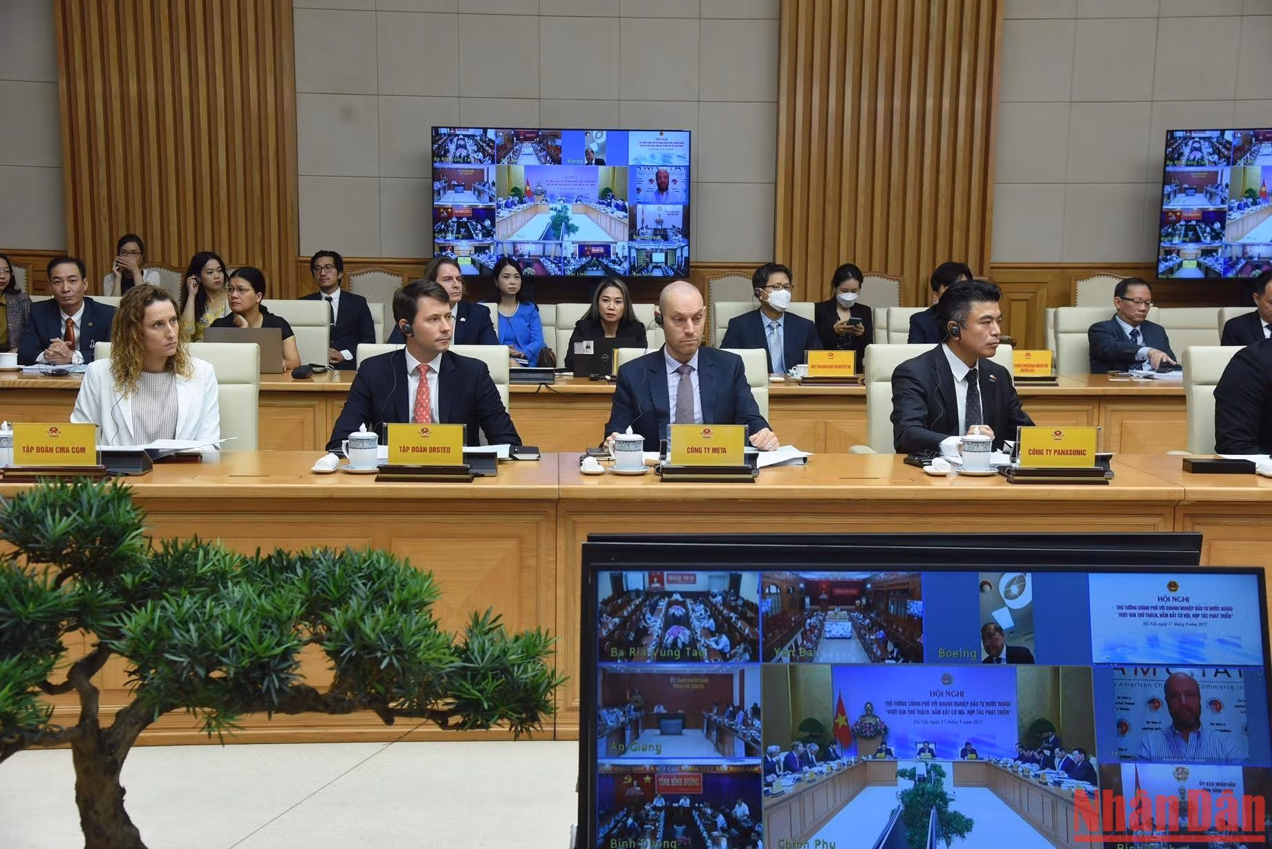 Đại diện các hiệp hội doanh nghiệp, các doanh nghiệp có vốn đầu tư nước ngoài ở Việt Nam tham dự hội nghị tại điểm cầu Trụ sở Chính phủ.