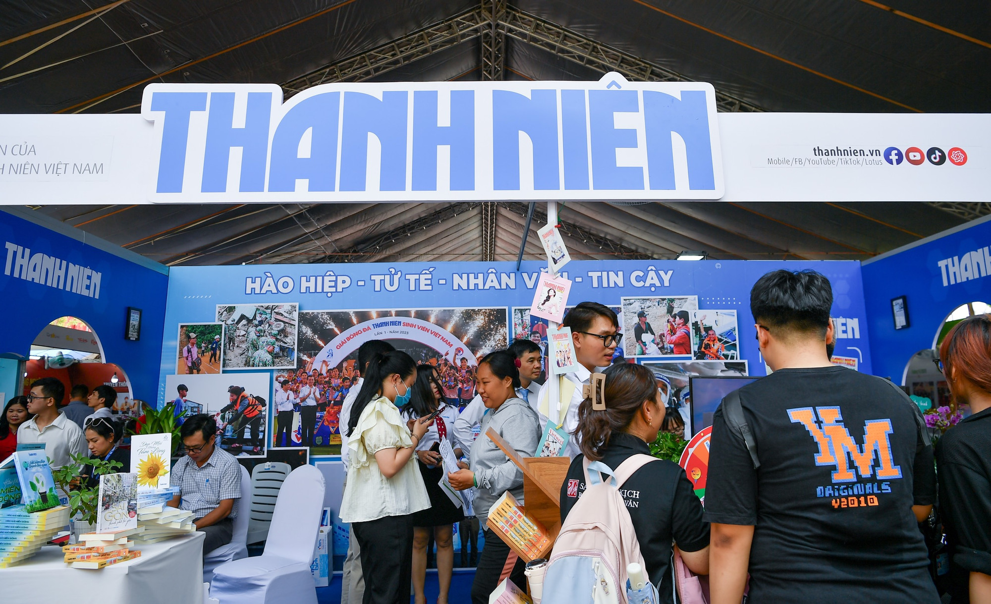 Gian trưng bày của Báo Thanh niên gây ấn tượng với thông điệp "Hào hiệp - Tử tế - Nhân văn - Tin cậy".