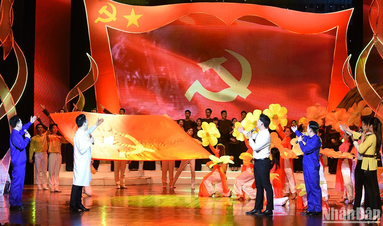 Bằng ngôn ngữ nghệ thuật, các nghệ sĩ tham gia chương trình cùng tái hiện, khẳng định những dấu ấn lịch sử và sức lan tỏa của Đề cương về văn hóa trong suốt chặng đường 80 năm qua.