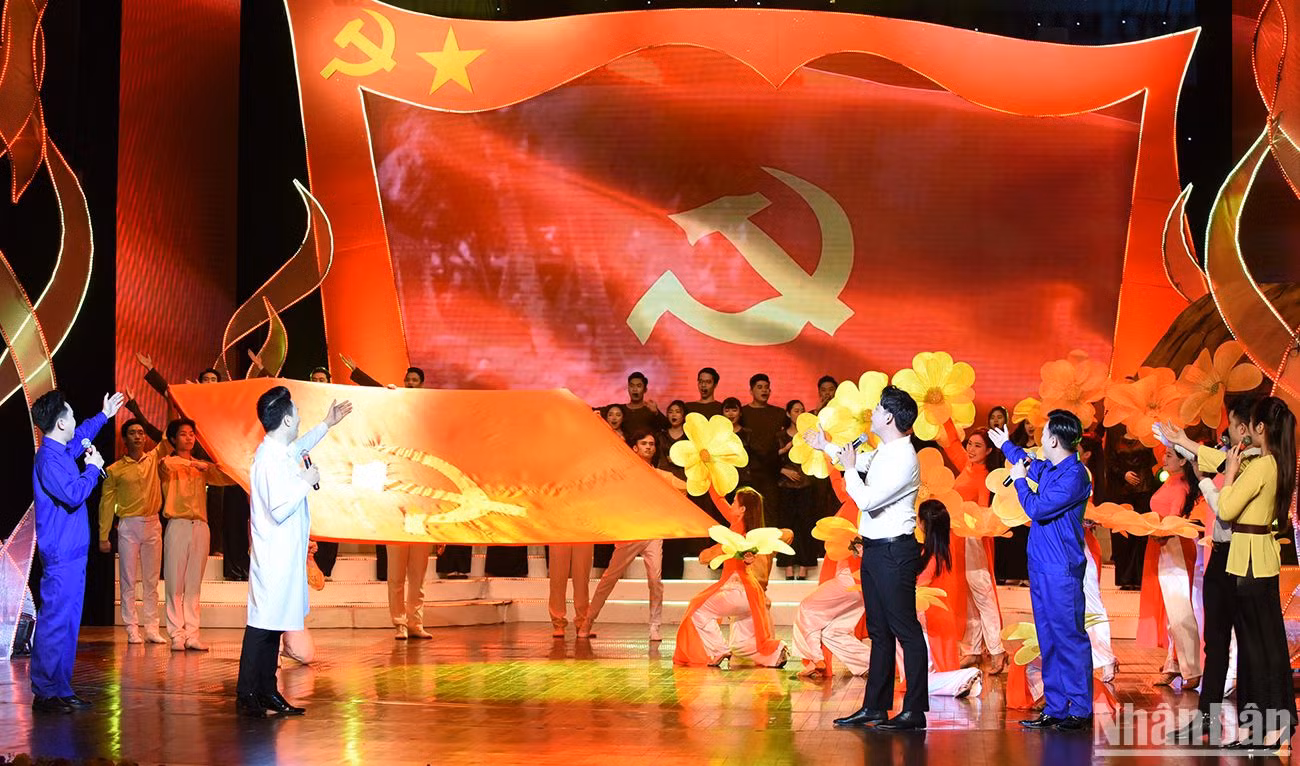 Bằng ngôn ngữ nghệ thuật, các nghệ sĩ tham gia chương trình cùng tái hiện, khẳng định những dấu ấn lịch sử và sức lan tỏa của Đề cương về văn hóa trong suốt chặng đường 80 năm qua.