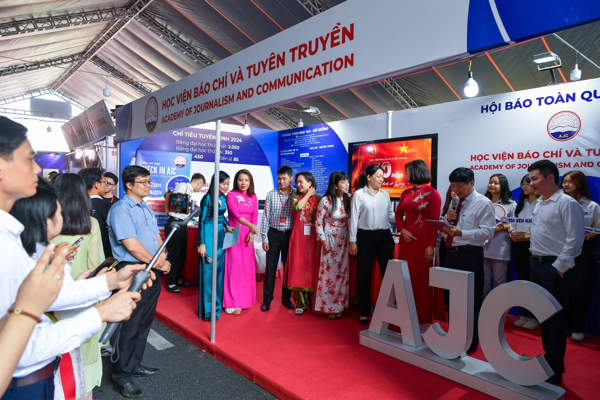 Gian trưng bày của Học viện Báo chí và Truyên truyền.