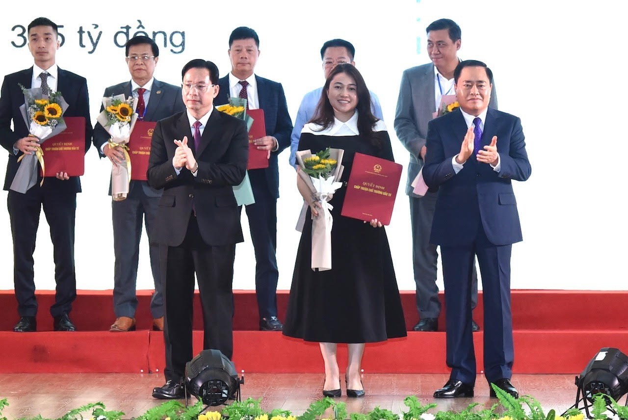 Lãnh đạo tỉnh Lạng Sơn trao chủ trương, chứng nhận đăng ký đầu tư cho các doanh nghiệp. Lãnh đạo tỉnh Lạng Sơn trao chủ trương, chứng nhận đăng ký đầu tư cho các doanh nghiệp.