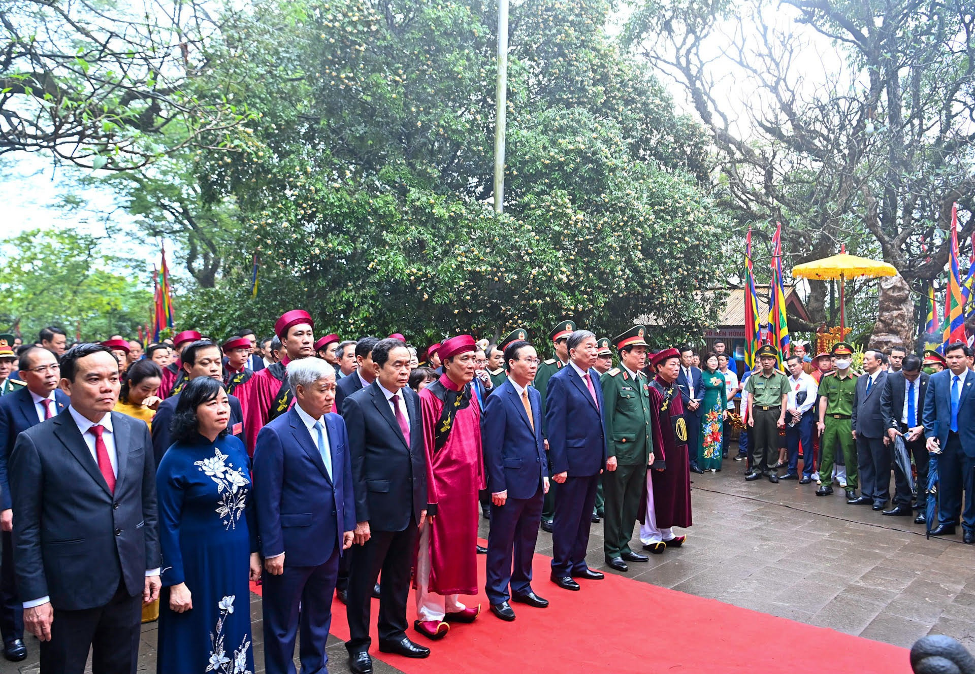 Trong thời khắc thiêng liêng, tại đền Thượng trên đỉnh núi Nghĩa Lĩnh, Chủ tịch nước Võ Văn Thưởng cùng các đồng chí lãnh đạo Đảng, Nhà nước thực hiện nghi lễ tại đền Thượng.