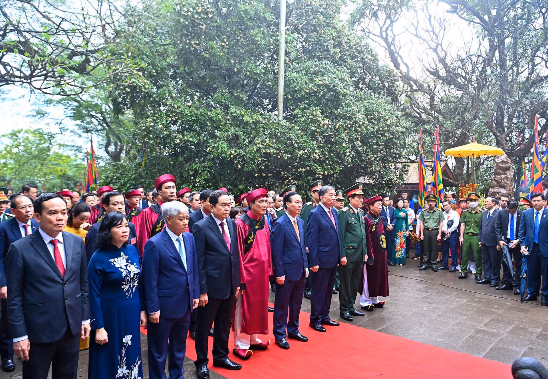 Trong thời khắc thiêng liêng, tại đền Thượng trên đỉnh núi Nghĩa Lĩnh, Chủ tịch nước Võ Văn Thưởng cùng các đồng chí lãnh đạo Đảng, Nhà nước thực hiện nghi lễ tại đền Thượng.