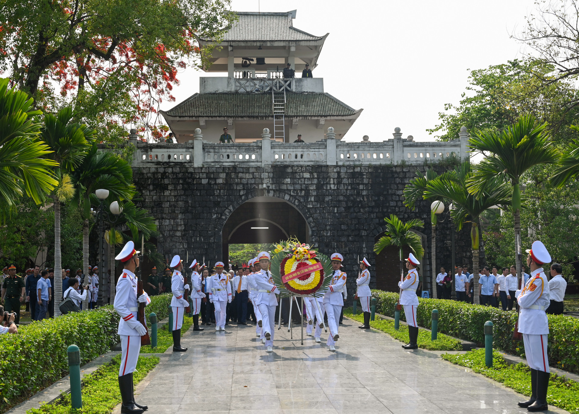 Vòng hoa của đoàn mang dòng chữ "Đời đời nhớ ơn các Anh hùng liệt sĩ".