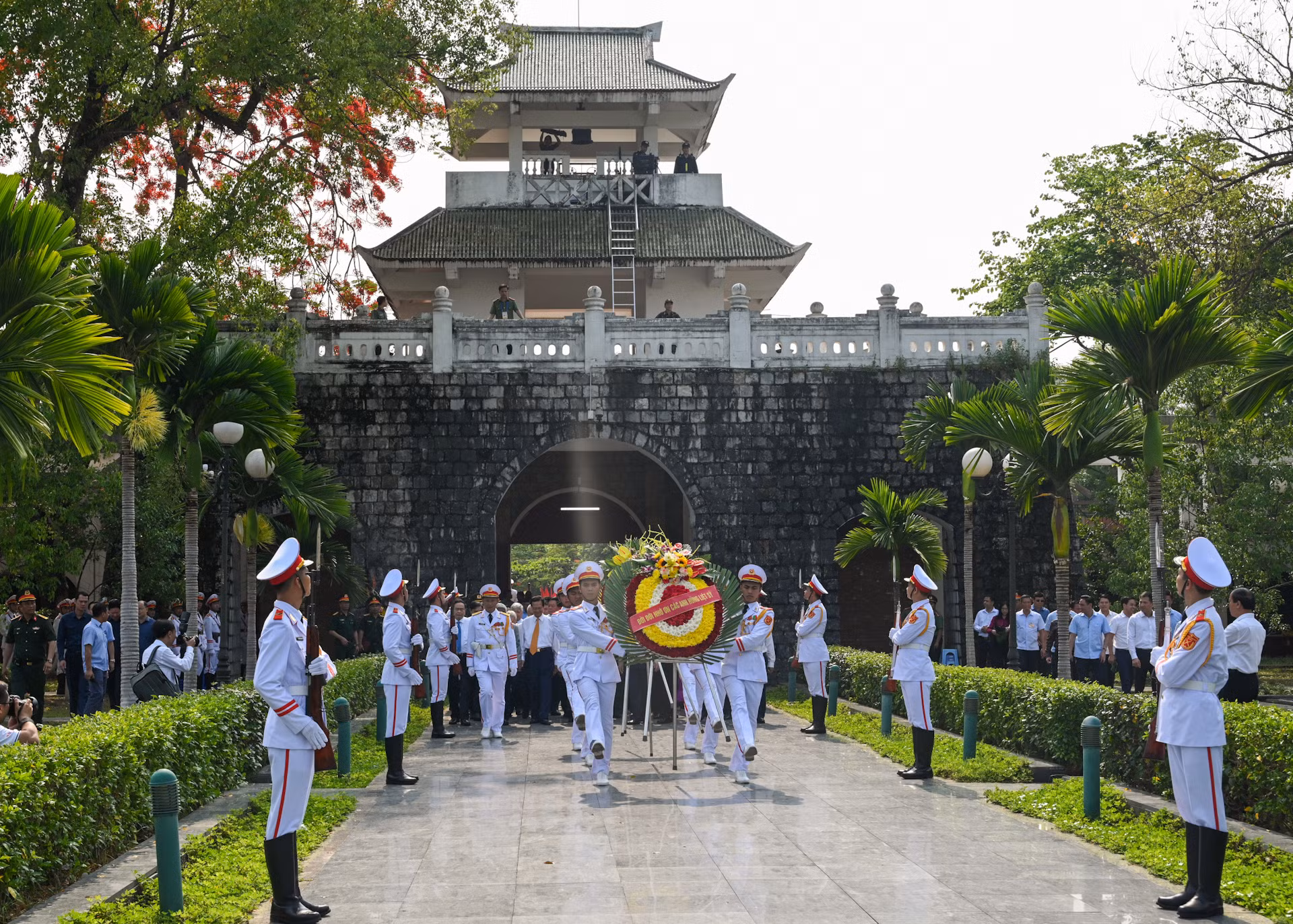 Vòng hoa của đoàn mang dòng chữ "Đời đời nhớ ơn các Anh hùng liệt sĩ".
