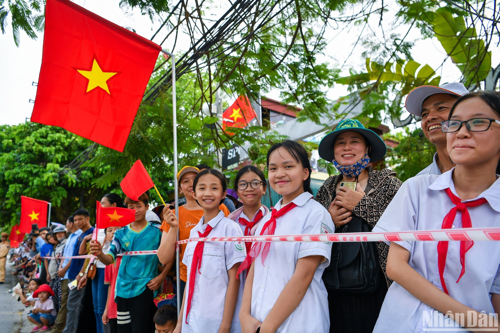 Đông đảo người dân địa phương và du khách tập trung ở hai bên đường cổ vũ cho các cua-rơ trong chặng thứ 5.
