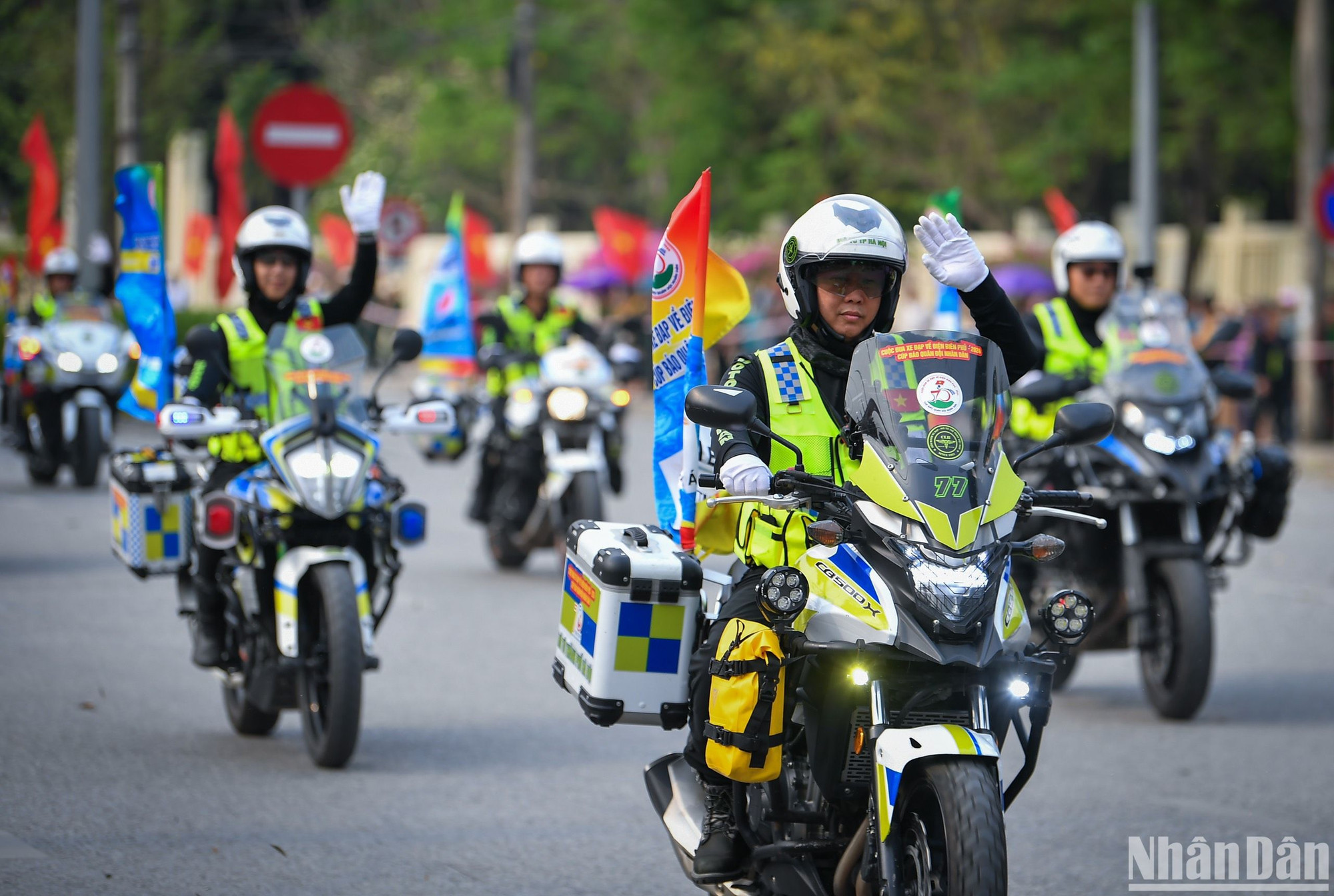 Đội mô-tô dẫn đường cuộc đua.