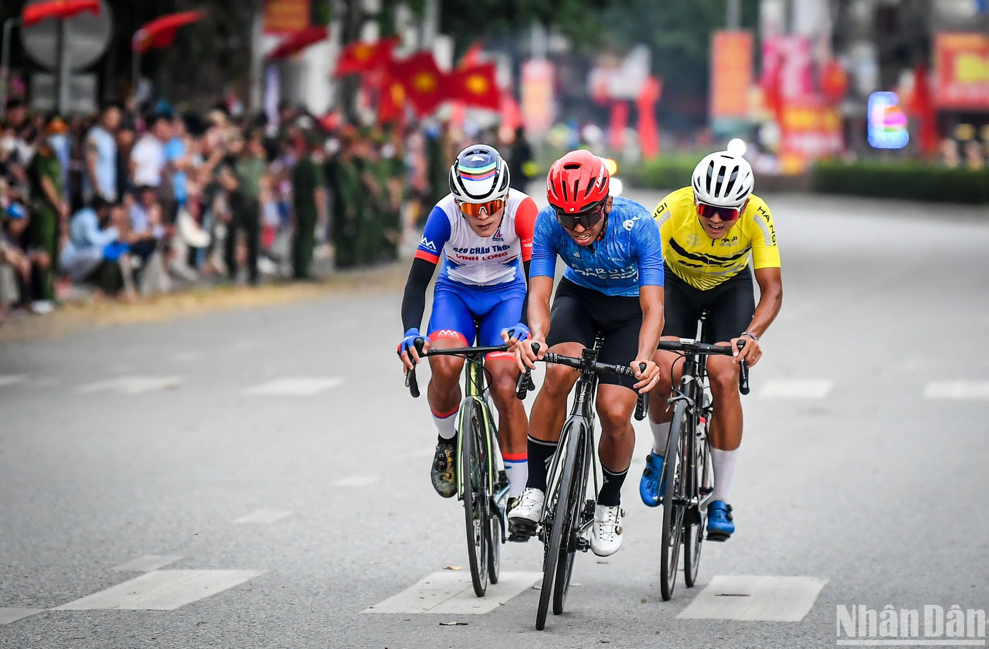 Pha ganh đua bứt tốc nghẹt thở giữa các cua-rơ.