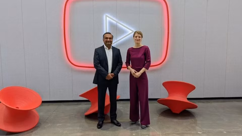 Neal Mohan chụp ảnh cùng Bộ trưởng Văn hóa Đan Mạch Ane Halsboe nhân dịp bà Halsboe thăm trụ sở YouTube. (Ảnh: @nealmohan/Twitter)