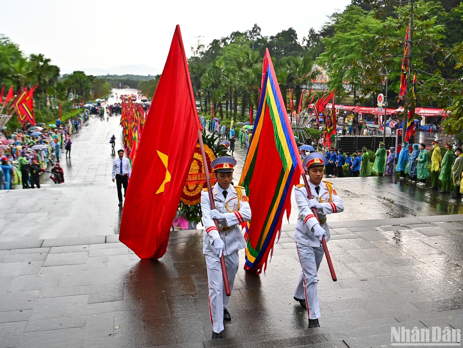 6 giờ 30 phút, đoàn dâng hương khởi hành từ sân Trung tâm lễ hội lên đền Thượng.