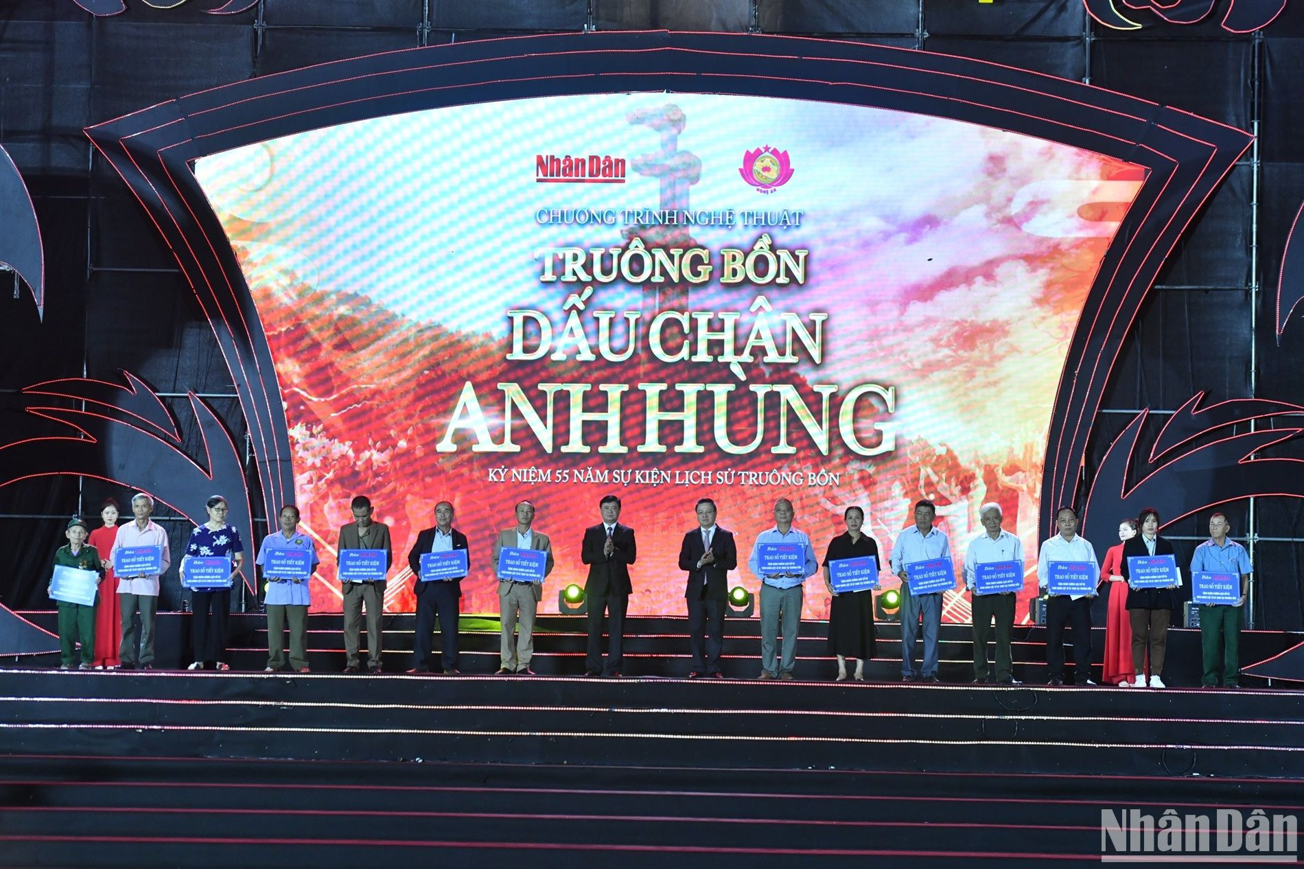 Đồng chí Lê Quốc Minh, Ủy viên Trung ương Đảng, Tổng Biên tập Báo Nhân Dân, Phó Trưởng Ban Tuyên giáo Trung ương, Chủ tịch Hội Nhà báo Việt Nam và đồng chí Thái Thanh Quý, Ủy viên Trung ương Đảng, Bí thư Tỉnh ủy, Chủ tịch Hội đồng nhân dân tỉnh Nghệ An trao sổ tiết kiệm tặng đại diện thân nhân13 liệt sĩ hy sinh tại Truông Bồn và nhân chứng lịch sử Trần Thị Thông.